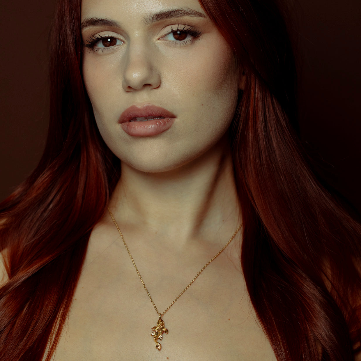 Collar Koi Gold es una pieza realizada a mano con métodos de joyería tradicional en latón, chapada en oro de 24k con una capa protectora que extiende la durabilidad del chapado.