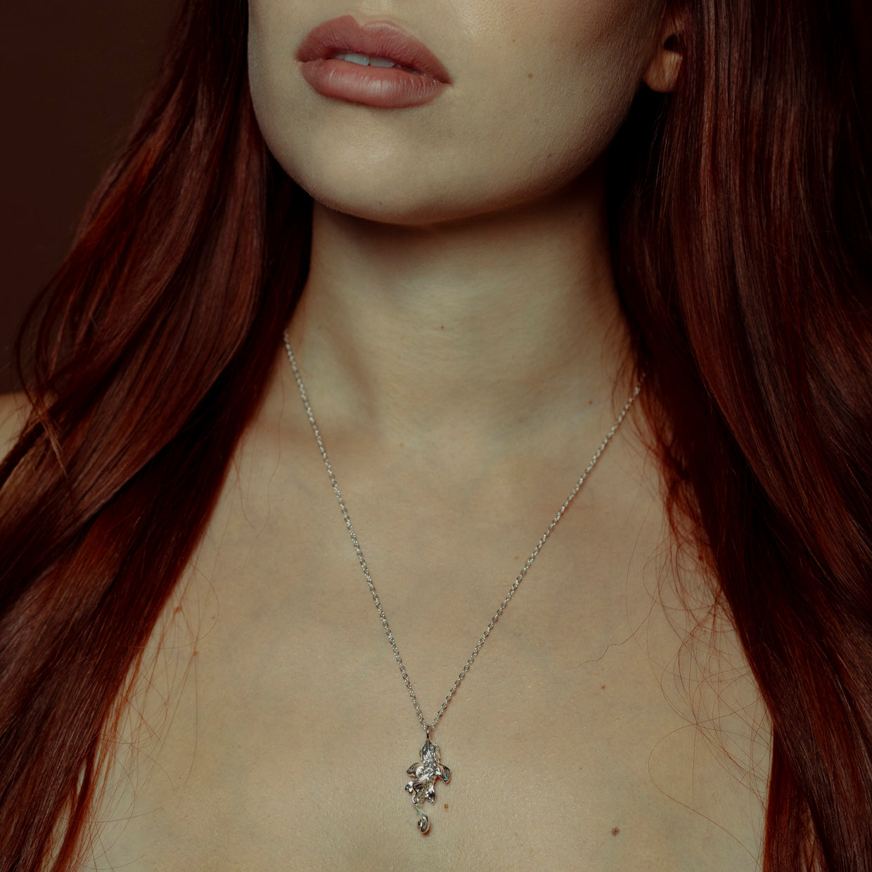 Collar Koi Silver es una pieza realizada a mano con métodos de joyería tradicional en latón, chapada en plata 925 con una capa protectora que extiende la durabilidad del chapado.