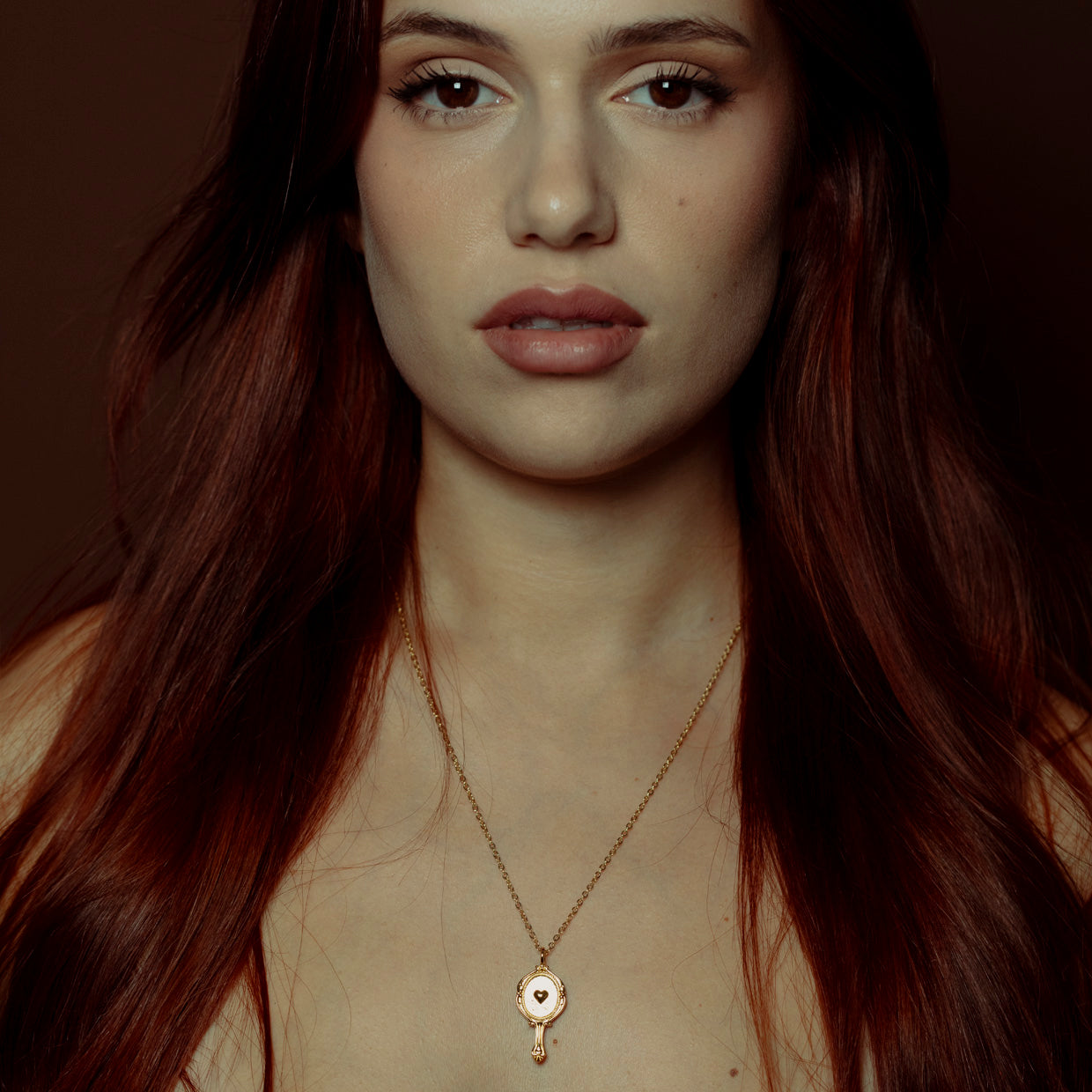 Collar Like Gold es una pieza realizada a mano con métodos de joyería tradicional en latón, chapada en oro de 24k con una capa protectora que extiende la durabilidad del chapado.