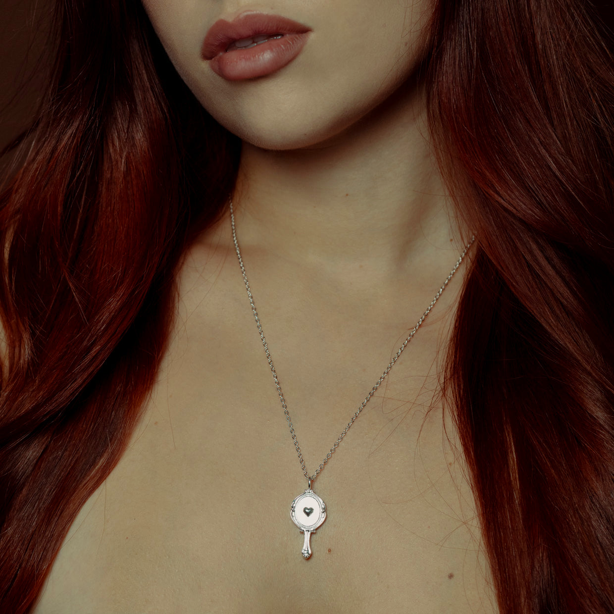 Collar Like Silver es una pieza realizada a mano con métodos de joyería tradicional en latón, chapada en plata 925 con una capa protectora que extiende la durabilidad del chapado.