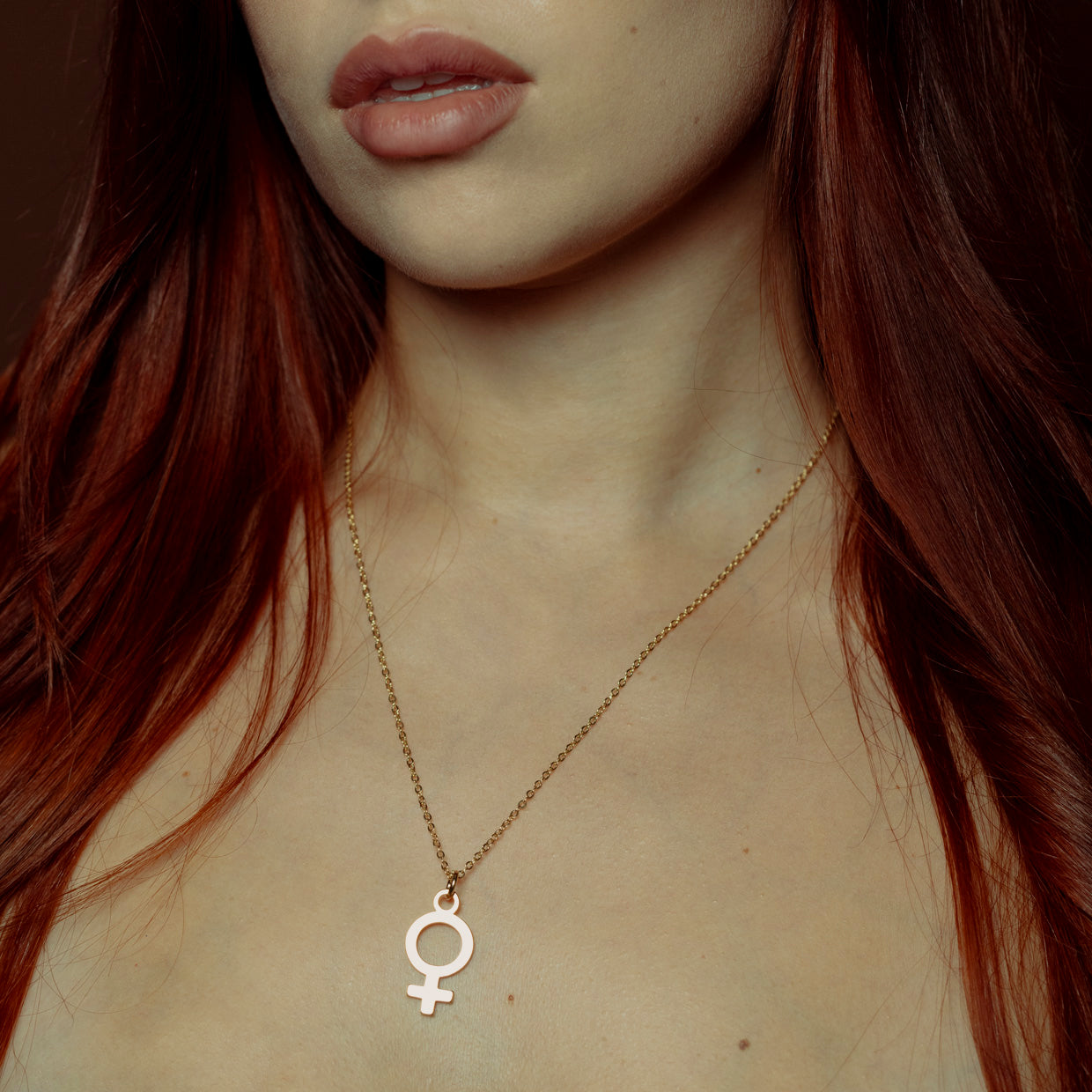 Collar Girl Power Gold es una pieza realizada a mano con métodos de joyería tradicional en latón, chapada en oro 24k&nbsp;con una capa protectora que extiende la durabilidad del chapado.