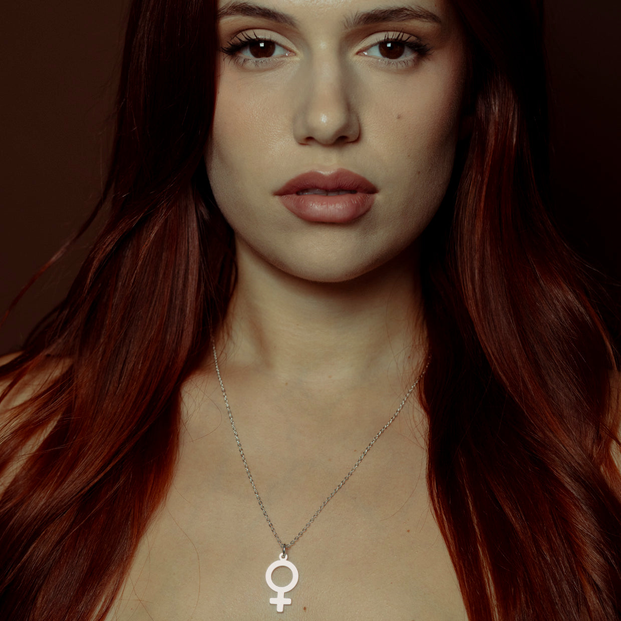 Collar Girl Power Silver es una pieza realizada a mano con métodos de joyería tradicional en latón, chapada en plata 925 con una capa protectora que extiende la durabilidad del chapado.