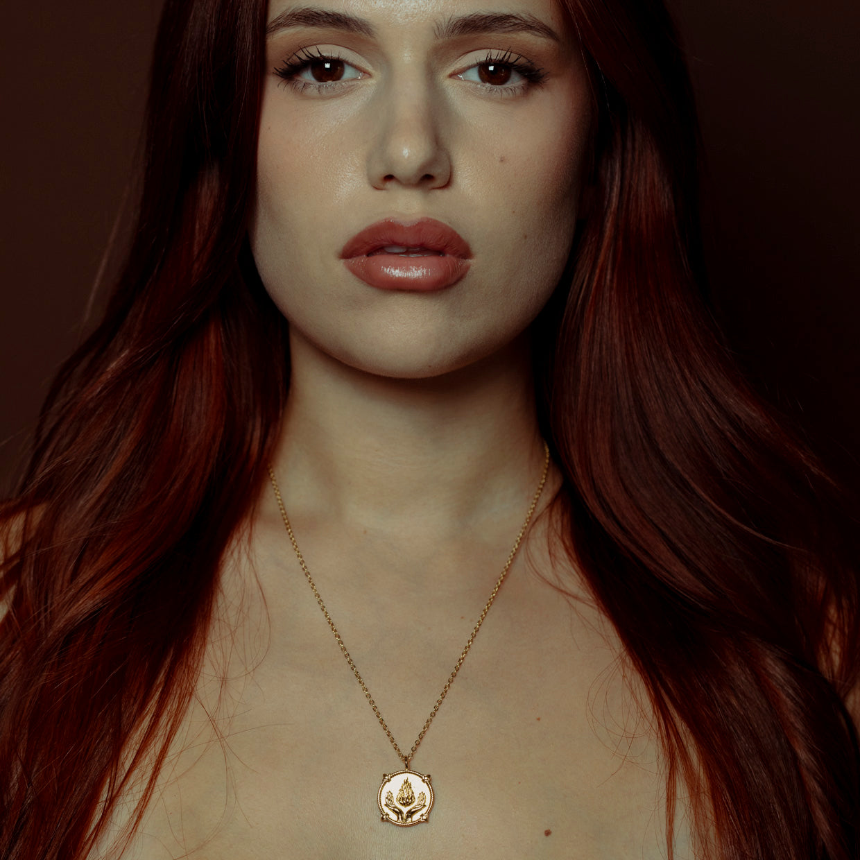 Collar Luz Gold es una pieza realizada a mano con métodos de joyería tradicional en latón, chapada en oro de 24k con una capa protectora que extiende la durabilidad del chapado.