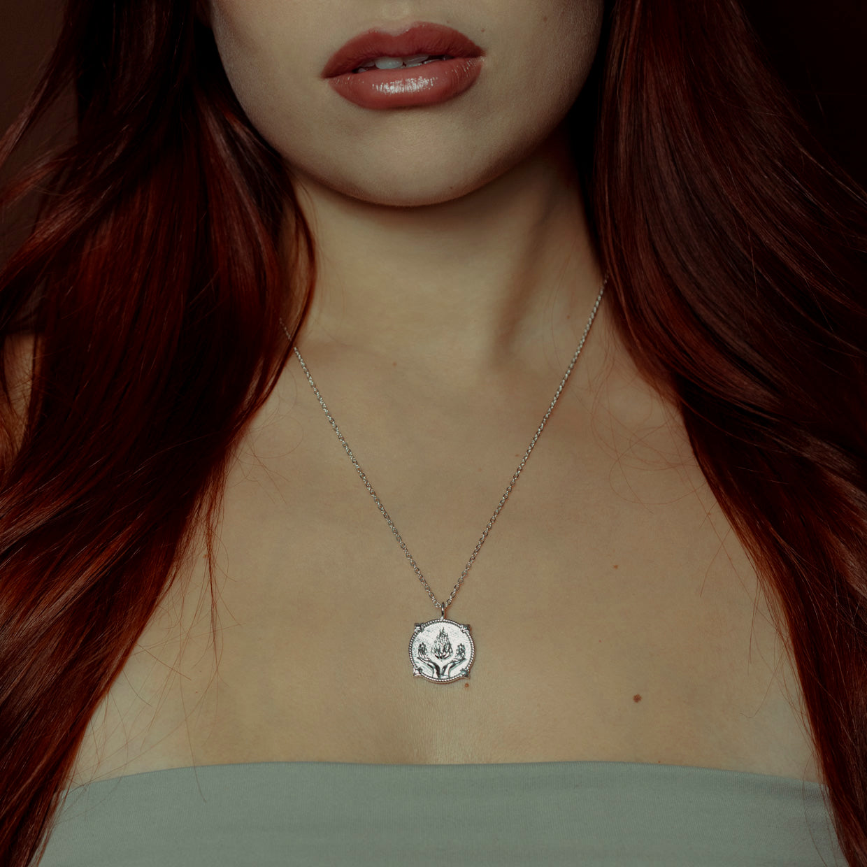 Collar Luz Silver es una pieza realizada a mano con métodos de joyería tradicional en latón, chapada en plata 925 con una capa protectora que extiende la durabilidad del chapado.