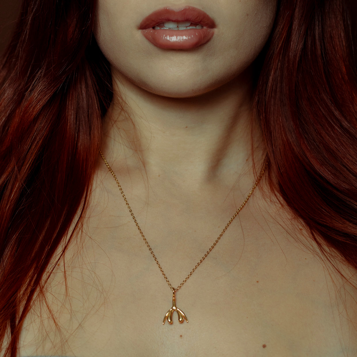 Collar Magic C Gold es una pieza realizada a mano con métodos de joyería tradicional en latón, chapada en oro de 24k con una capa protectora que extiende la durabilidad del chapado.