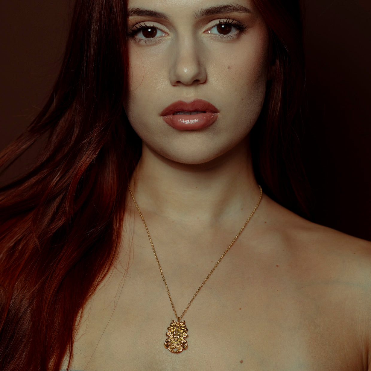 Collar Medusa Gold es una pieza realizada a mano con métodos de joyería tradicional en latón, chapada en oro de 24k con una capa protectora que extiende la durabilidad del chapado.