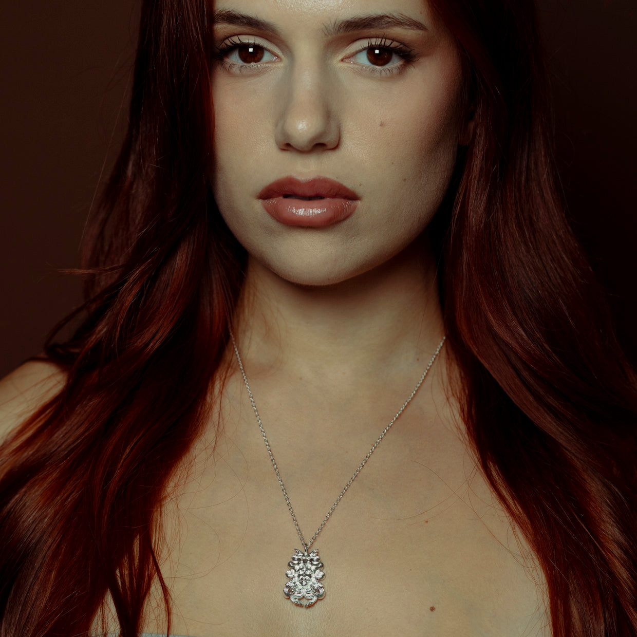 Collar Medusa Silver es una pieza realizada a mano con métodos de joyería tradicional en latón, chapada en plata 925 con una capa protectora que extiende la durabilidad del chapado.