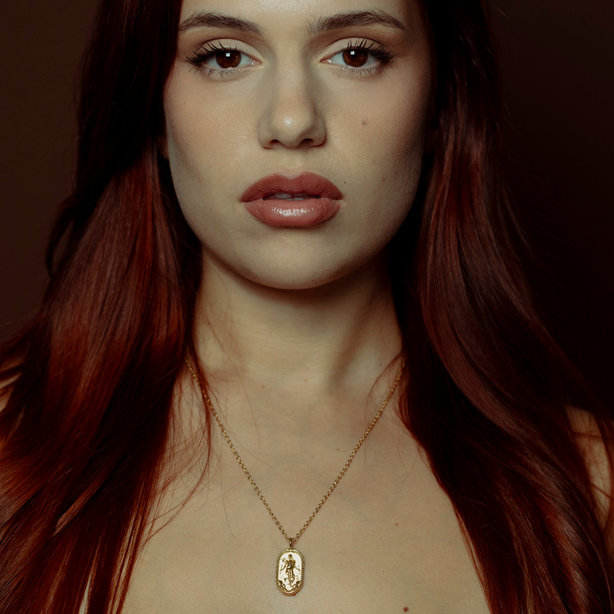 Collar Mundo Gold es una pieza realizada a mano con métodos de joyería tradicional en latón, chapada en oro de 24k con una capa protectora que extiende la durabilidad del chapado.