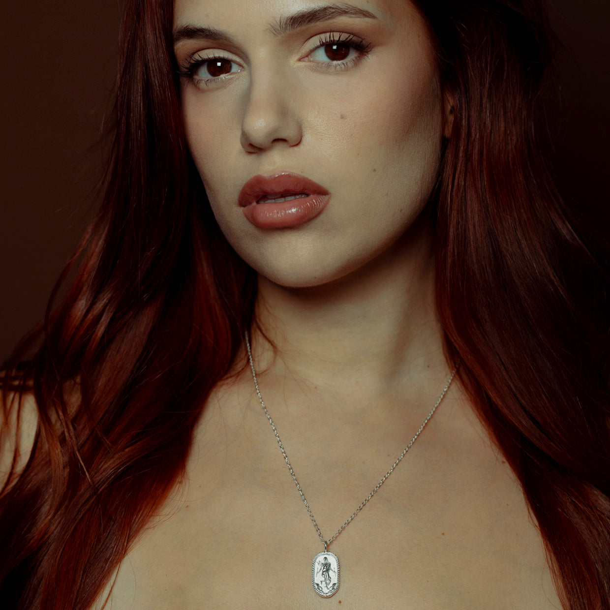 Collar Mundo Silver es una pieza realizada a mano con métodos de joyería tradicional en latón, chapada en plata 925 con una capa protectora que extiende la durabilidad del chapado.