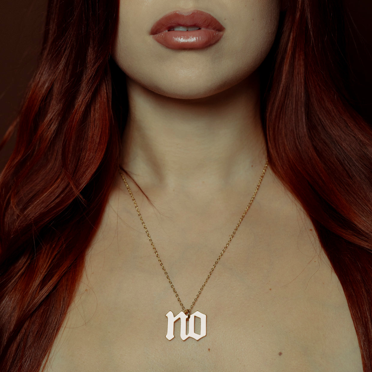 Collar NO Gold es una pieza realizada a mano con métodos de joyería tradicional en latón, chapada en oro de 24k con una capa protectora que extiende la durabilidad del chapado.