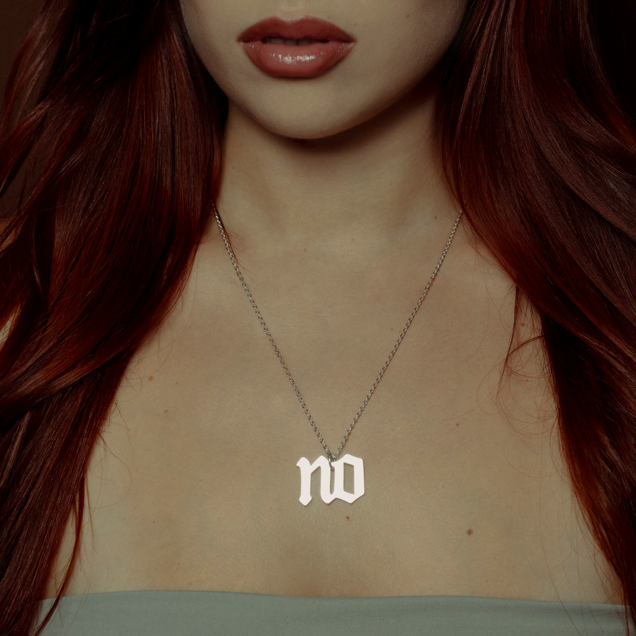 Collar NO Silver es una pieza realizada a mano con métodos de joyería tradicional en latón, chapada en Plata 925 con una capa protectora que extiende la durabilidad del chapado.