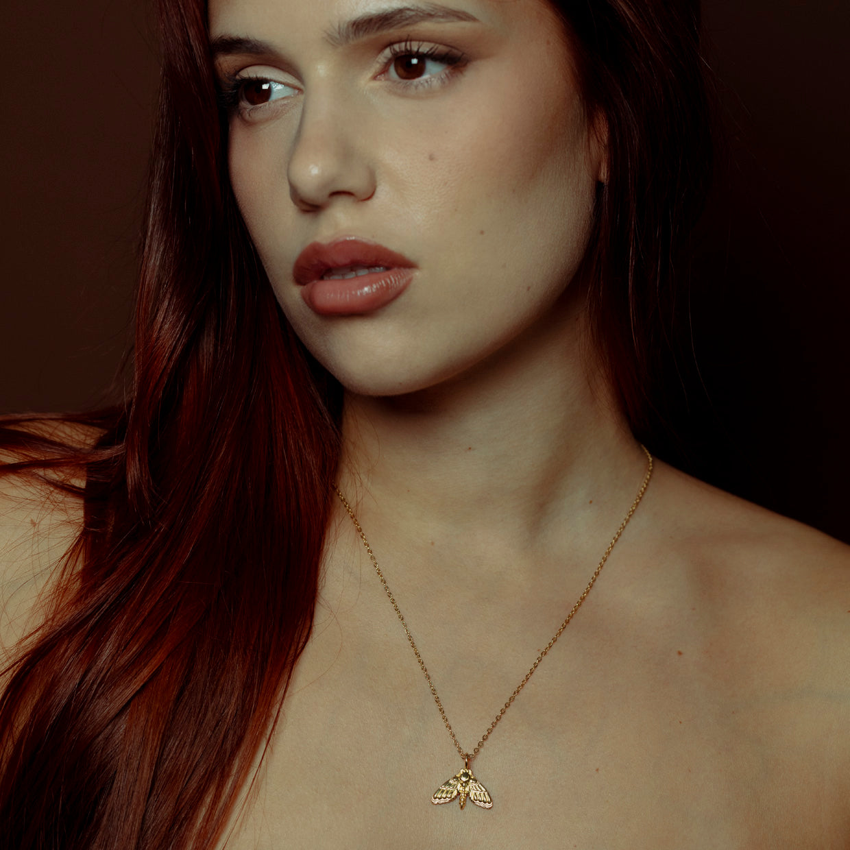 Collar Noche Gold es una pieza realizada a mano con métodos de joyería tradicional en latón, chapada en oro de 24k con una capa protectora que extiende la durabilidad del chapado