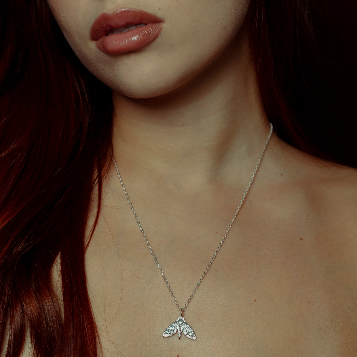 Collar Noche Silver es una pieza realizada a mano con métodos de joyería tradicional en latón, chapada en plata 925 con una capa protectora que extiende la durabilidad del chapado.