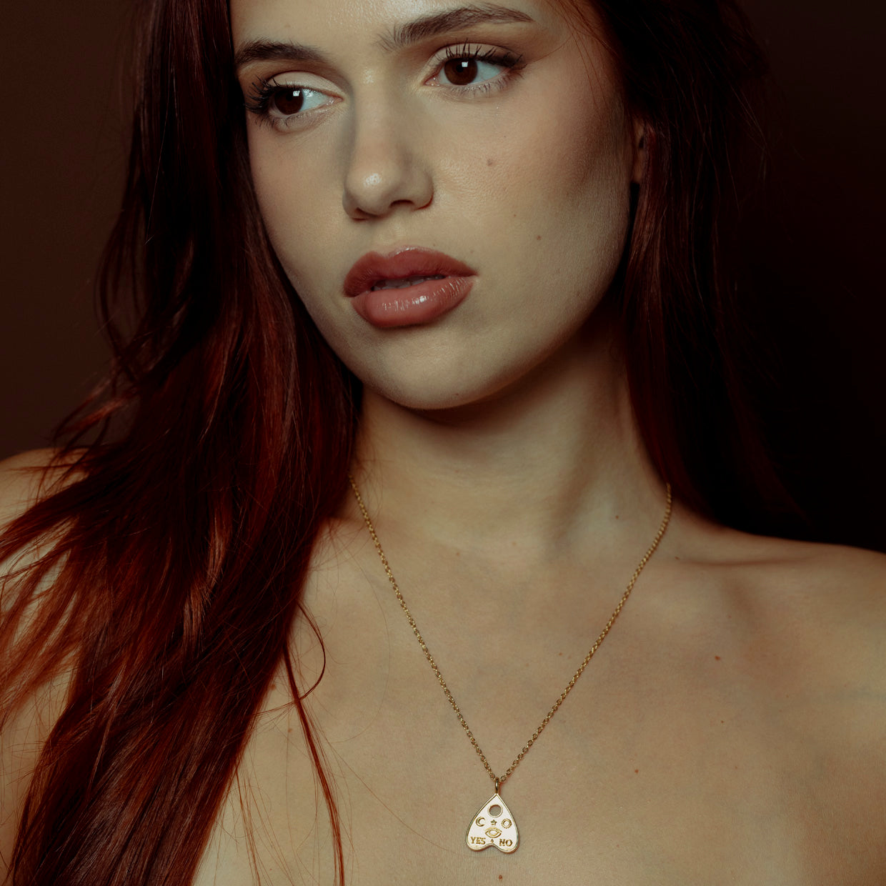 Collar Ouija Gold es una pieza realizada a mano con métodos de joyería tradicional en latón, chapada en oro de 24k con una capa protectora que extiende la durabilidad del chapado.