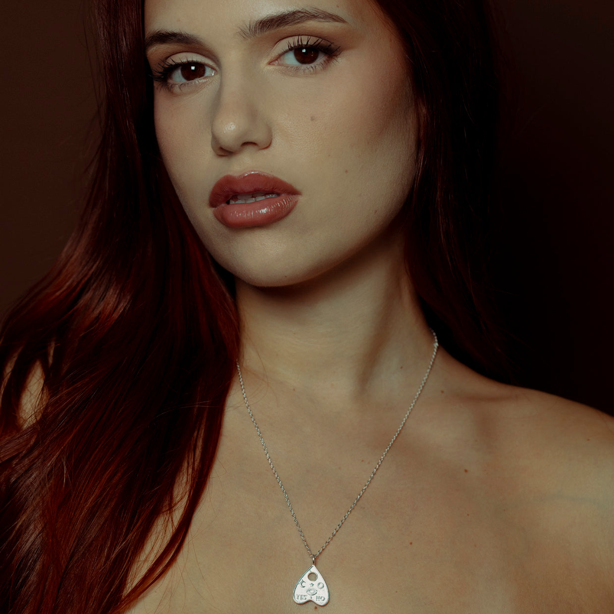 Collar Ouija Silver es una pieza realizada a mano con métodos de joyería tradicional en latón, chapada en plata 925 con una capa protectora que extiende la durabilidad del chapado.