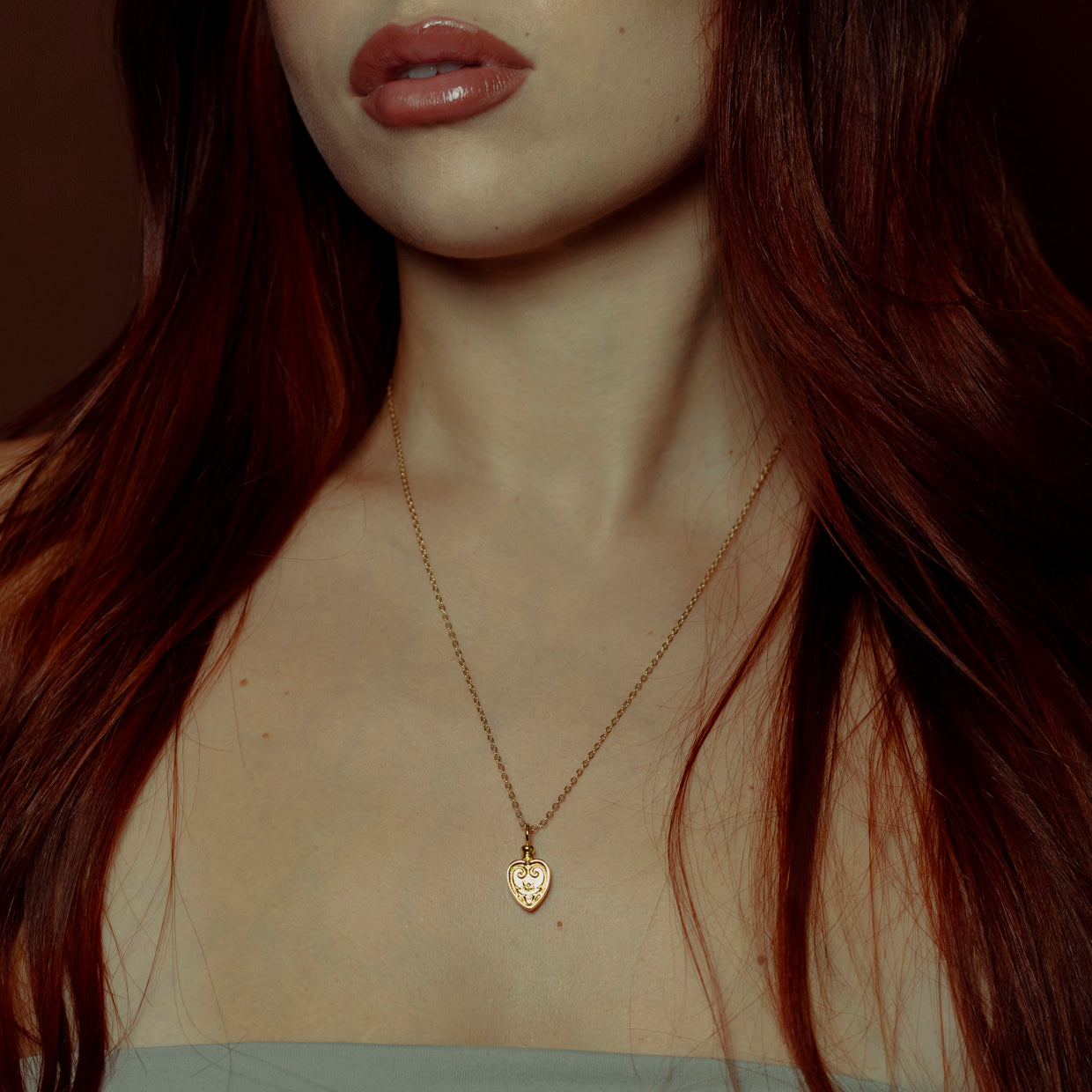 Collar Poison Gold es una pieza realizada a mano con métodos de joyería tradicional en latón, chapada en oro de 24k con una capa protectora que extiende la durabilidad del chapado.