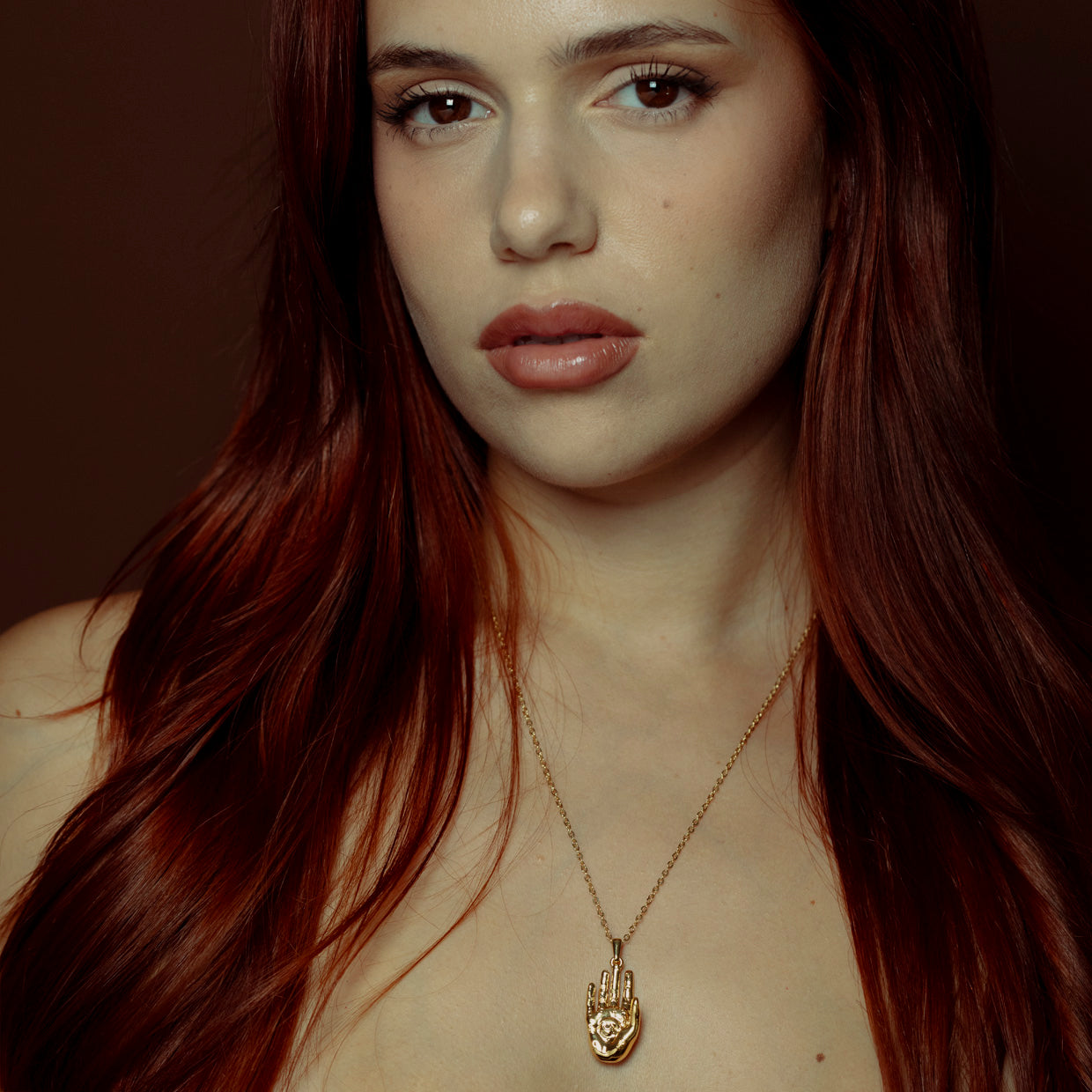 Collar Palmreader Gold es una pieza realizada a mano con métodos de joyería tradicional en latón, chapada en oro de 24k con una capa protectora que extiende la durabilidad del chapado.