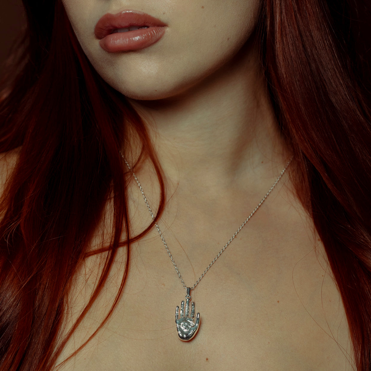 Collar Palm reader Silver es una pieza realizada a mano con métodos de joyería tradicional en latón, chapada en plata 925 con una capa protectora que extiende la durabilidad del chapado.