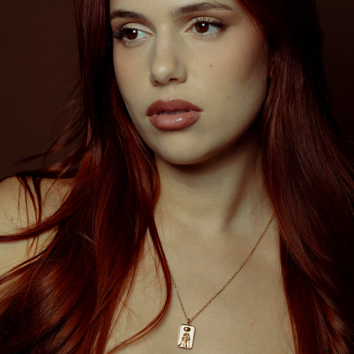 Collar Sekhmet Gold es una pieza realizada a mano con métodos de joyería tradicional en latón, chapada en oro de 24k con una capa protectora que extiende la durabilidad del chapado.