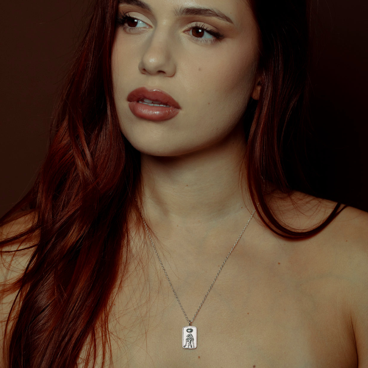 Collar Sekhmet Silver es una pieza realizada a mano con métodos de joyería tradicional en latón, chapada en plata 925&nbsp;con una capa protectora que extiende la durabilidad del chapado.