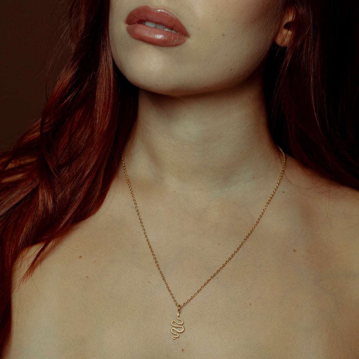 Collar Snake Gold es una pieza realizada a mano con métodos de joyería tradicional en latón, chapada en oro de 24k con una capa protectora que extiende la durabilidad del chapado.