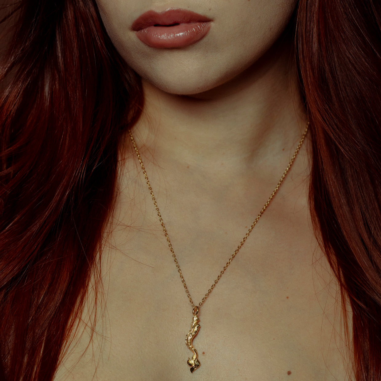 Collar Sirena Gold es un pieza realizada a mano con métodos de joyería tradicional en latón, chapada en oro de 24k con una capa protectora que extiende la durabilidad del chapado.