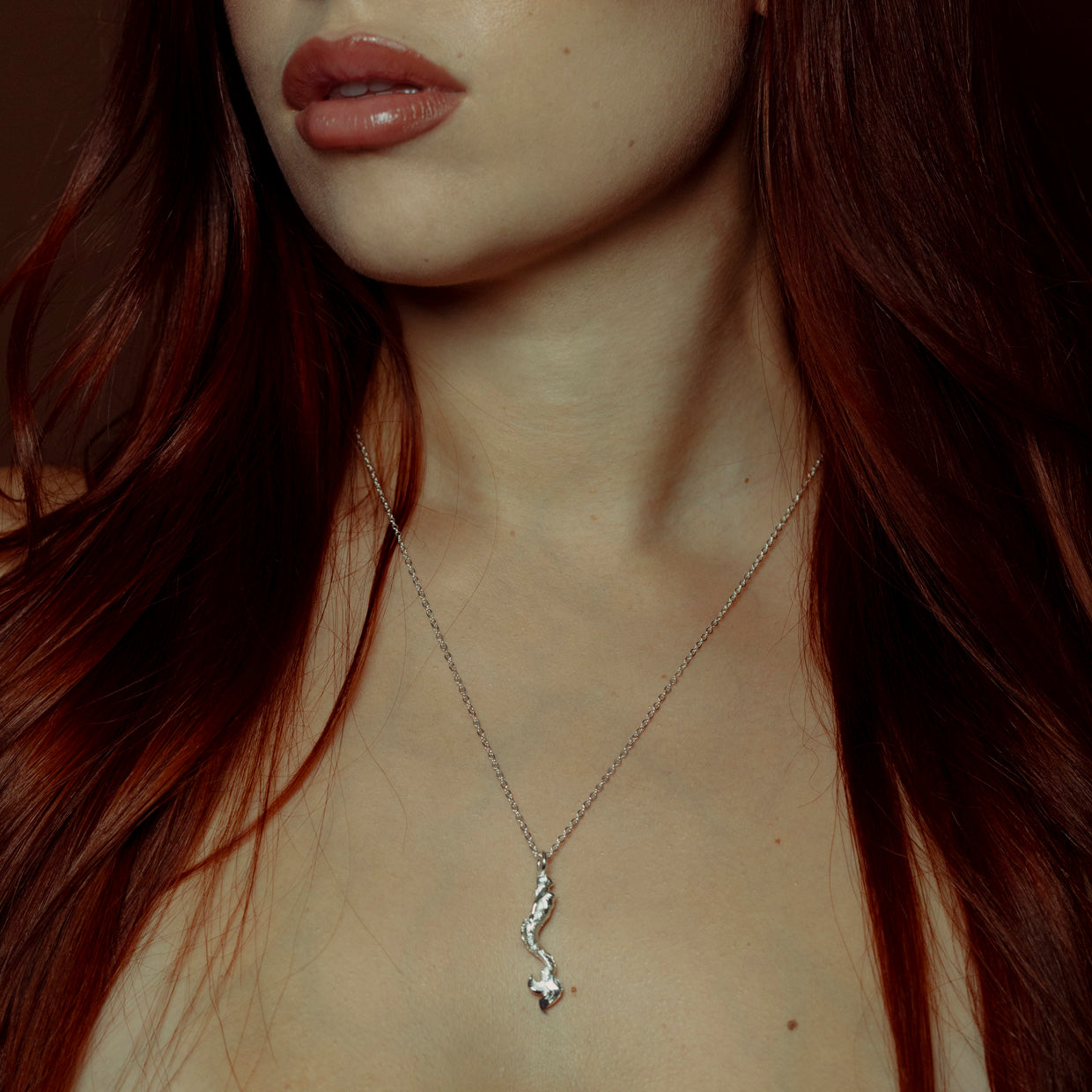 Collar Sirena Silver es una pieza realizada a mano con métodos de joyería tradicional en latón, chapada en plata 925 con una capa protectora que extiende la durabilidad del chapado.