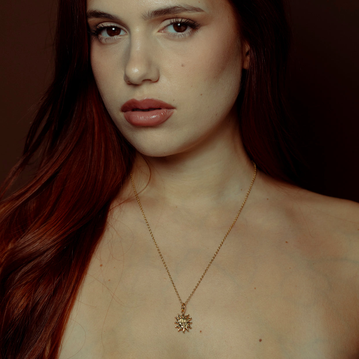 Collar Sol Gold es una pieza realizada a mano con métodos de joyería tradicional en latón, chapada en oro de 24k con una capa protectora que extiende la durabilidad del chapado.