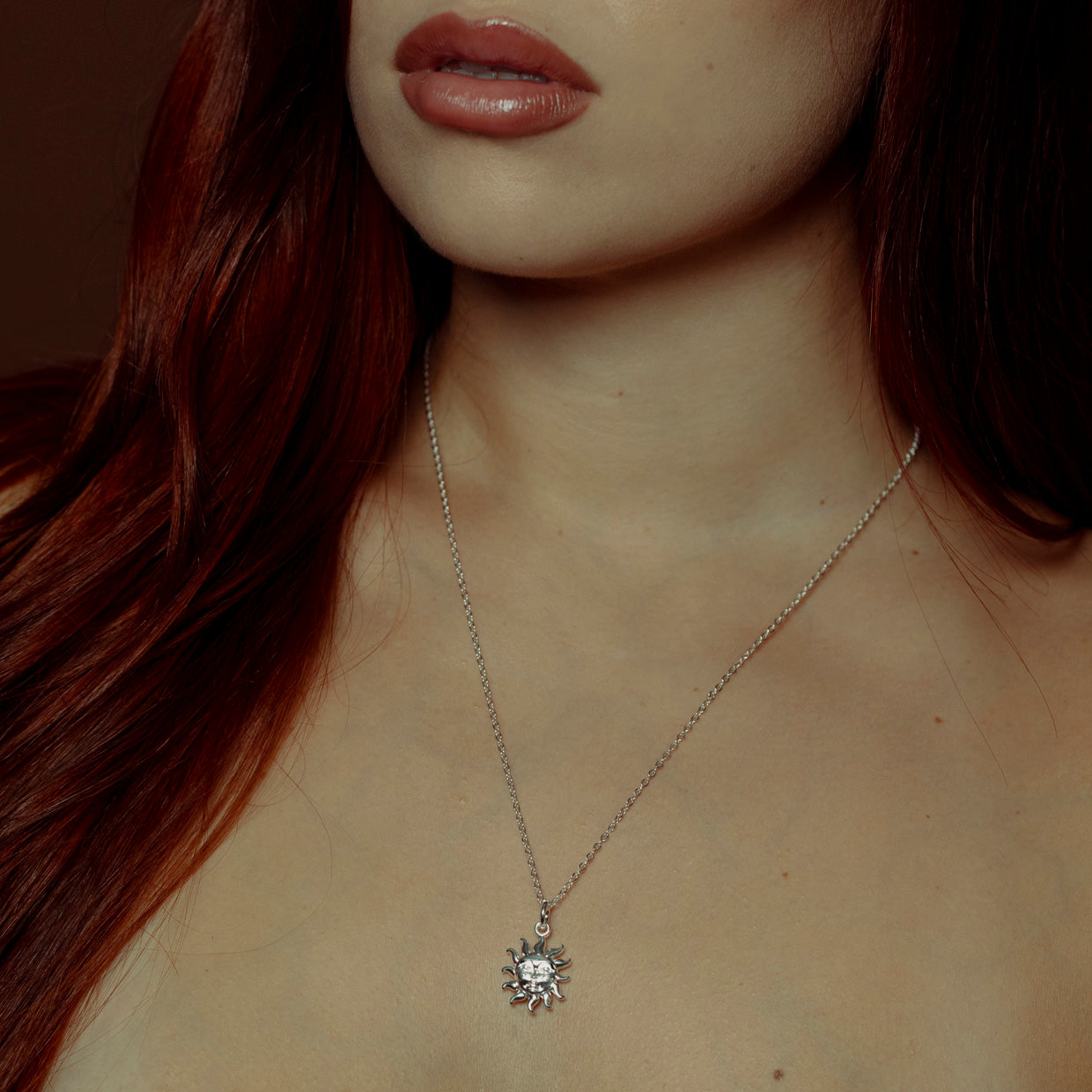 Collar Sol Silver es una pieza realizada a mano con métodos de joyería tradicional en latón, chapada en plata 925 con una capa protectora que extiende la durabilidad del chapado.