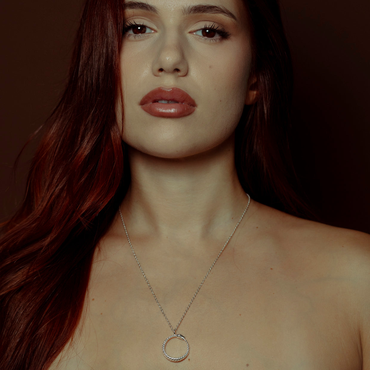 Collar Uroboros Silver es una pieza realizada a mano con métodos de joyería tradicional en latón, chapada en plata 925 con una capa protectora que extiende la durabilidad del chapado.