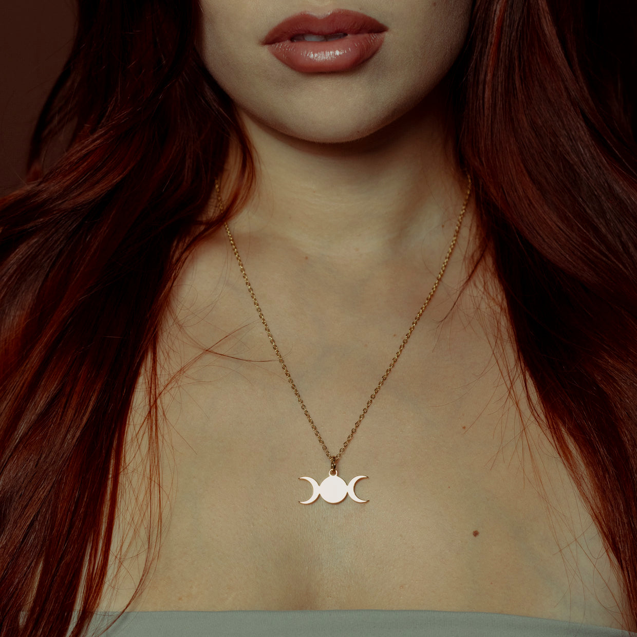 Collar Triple Diosa Gold es una pieza realizada a mano con métodos de joyería tradicional en latón, chapada en oro de 24k con una capa protectora que extiende la durabilidad del chapado.