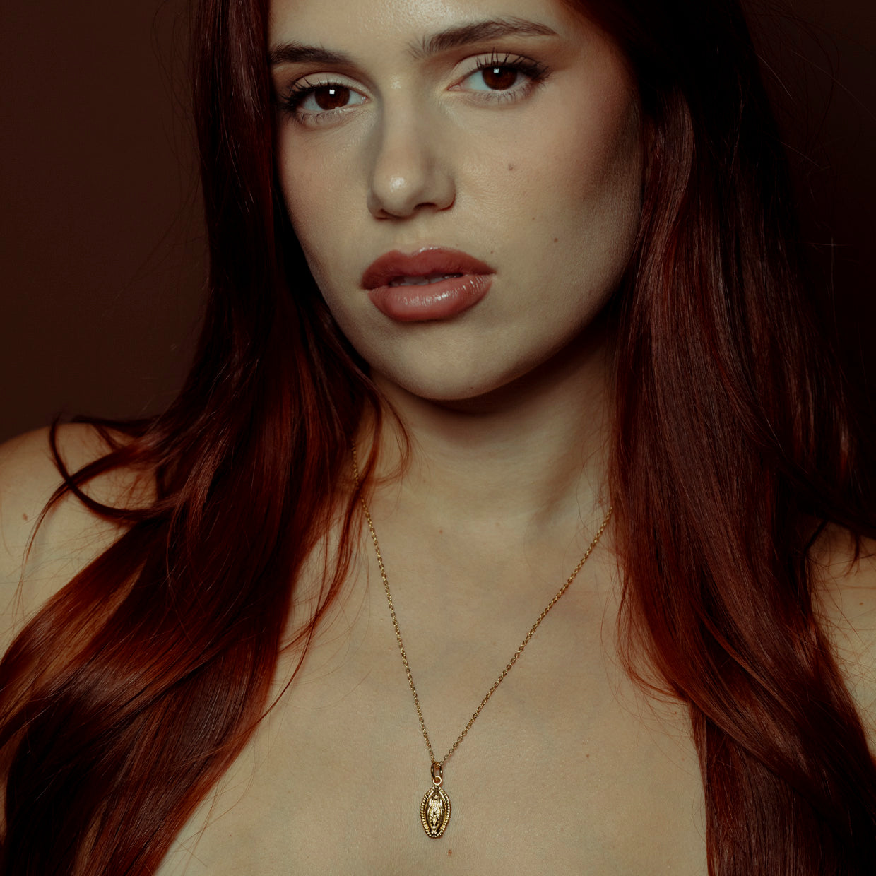 Collar V Bold Gold es una pieza realizada a mano con métodos de joyería tradicional en latón, chapada en oro de 24k con una capa protectora que extiende la durabilidad del chapado.