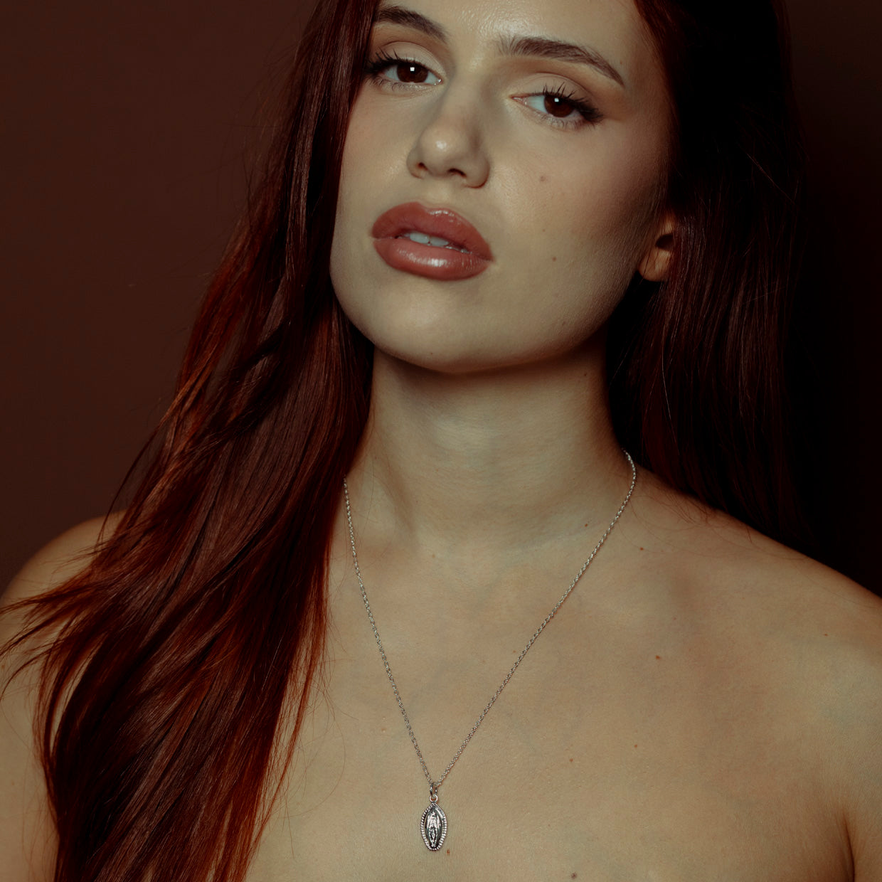 Collar V Bold Silver es una pieza realizada a mano con métodos de joyería tradicional en latón, chapada en plata 925 ;con una capa protectora que extiende la durabilidad del chapado.