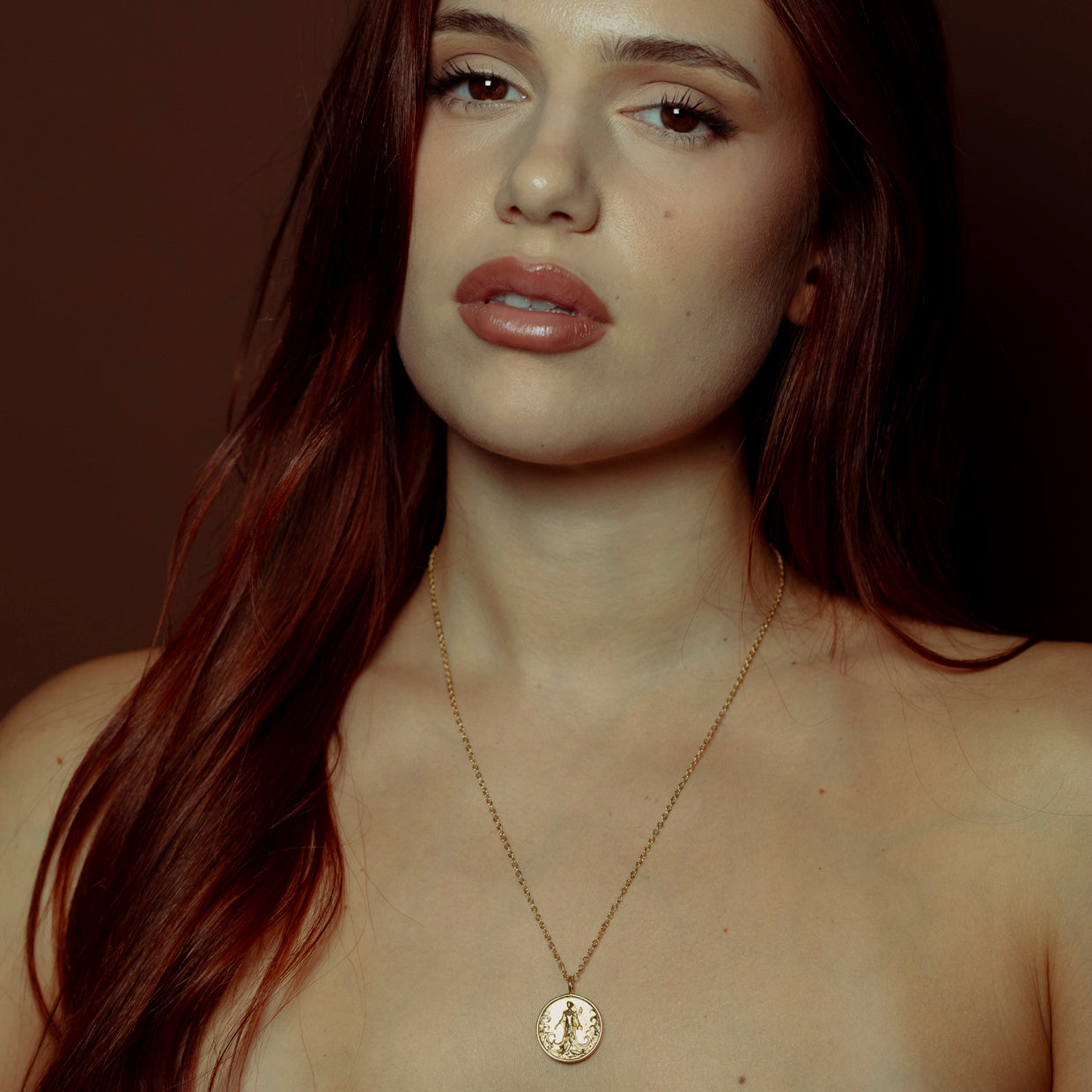 Collar Yemanya Gold es una pieza realizada a mano con métodos de joyería tradicional en latón, chapada en oro de 24k con una capa protectora que extiende la durabilidad del chapado.