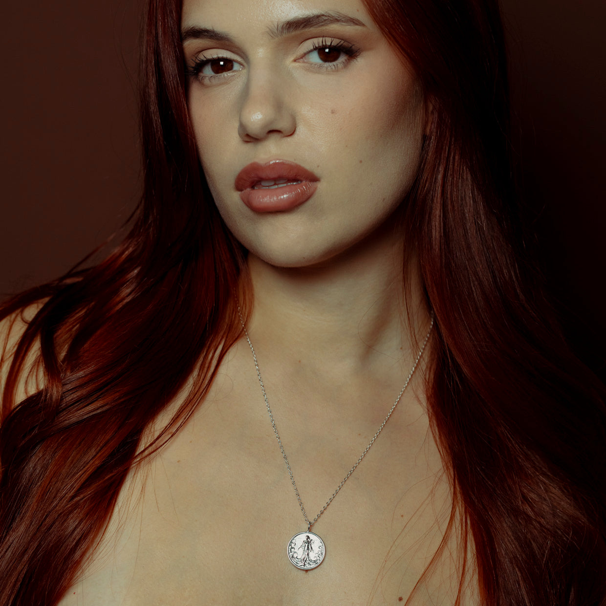 Collar Yemanya Silver es una pieza realizada a mano con métodos de joyería tradicional en latón, chapada en plata 925 con una capa protectora que extiende la durabilidad del chapado.