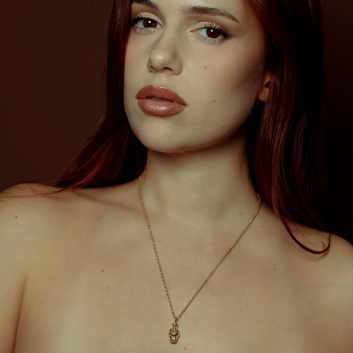 Collar Venus W Gold es una pieza realizada a mano con métodos de joyería tradicional en latón, chapada en oro de 24k con una capa protectora que extiende la durabilidad del chapado.