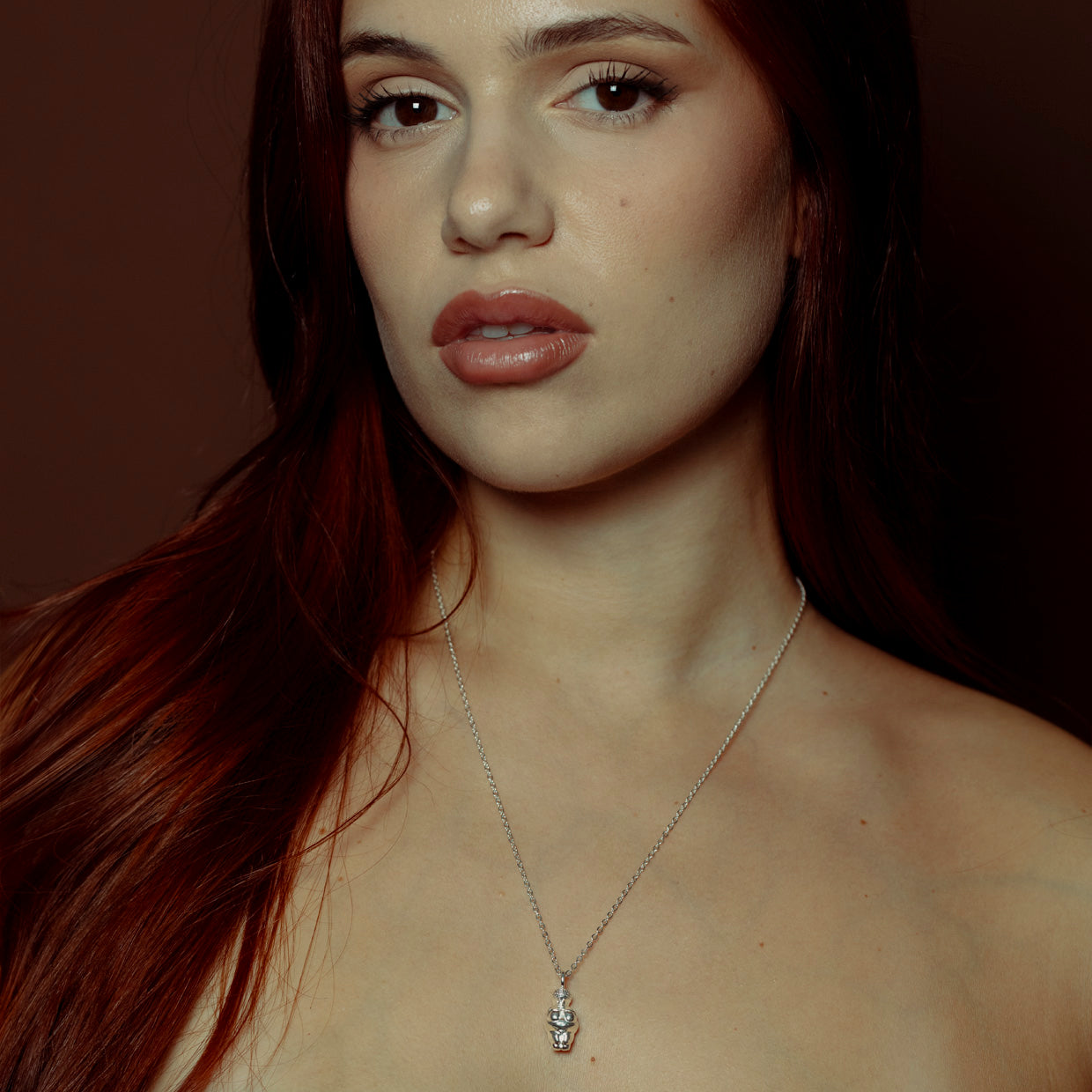 Collar Venus W Silver es una pieza realizada a mano con métodos de joyería tradicional en latón, chapada en plata 925 con una capa protectora que extiende la durabilidad del chapado.