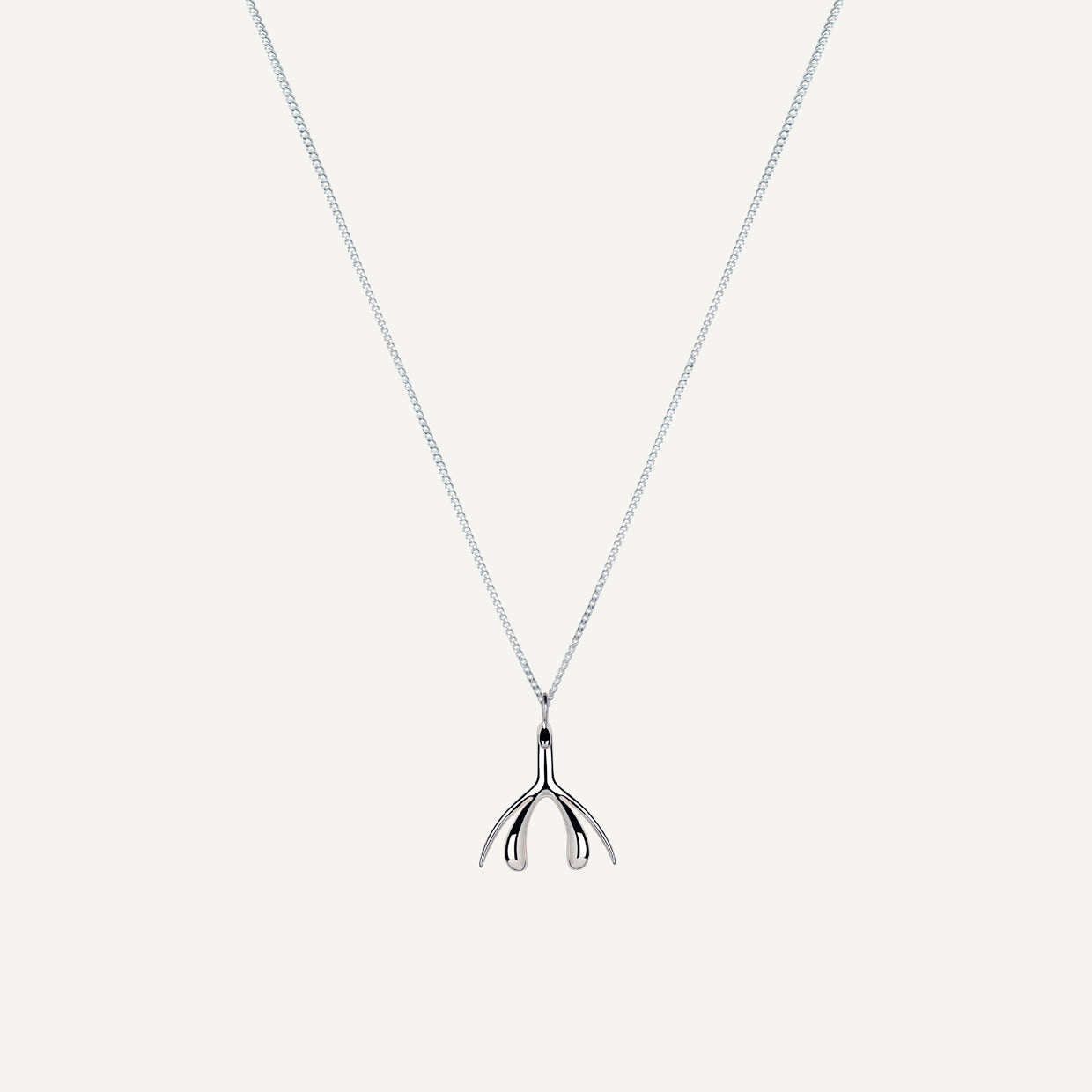 Collar Magic C 925 es una pieza realizada a mano con métodos de joyería tradicional en Plata de ley 925, los acabados de siempre, cuidando de cada detalle, pero creadas con Plata 925 que asegura la vida infinita de tus amuletos.