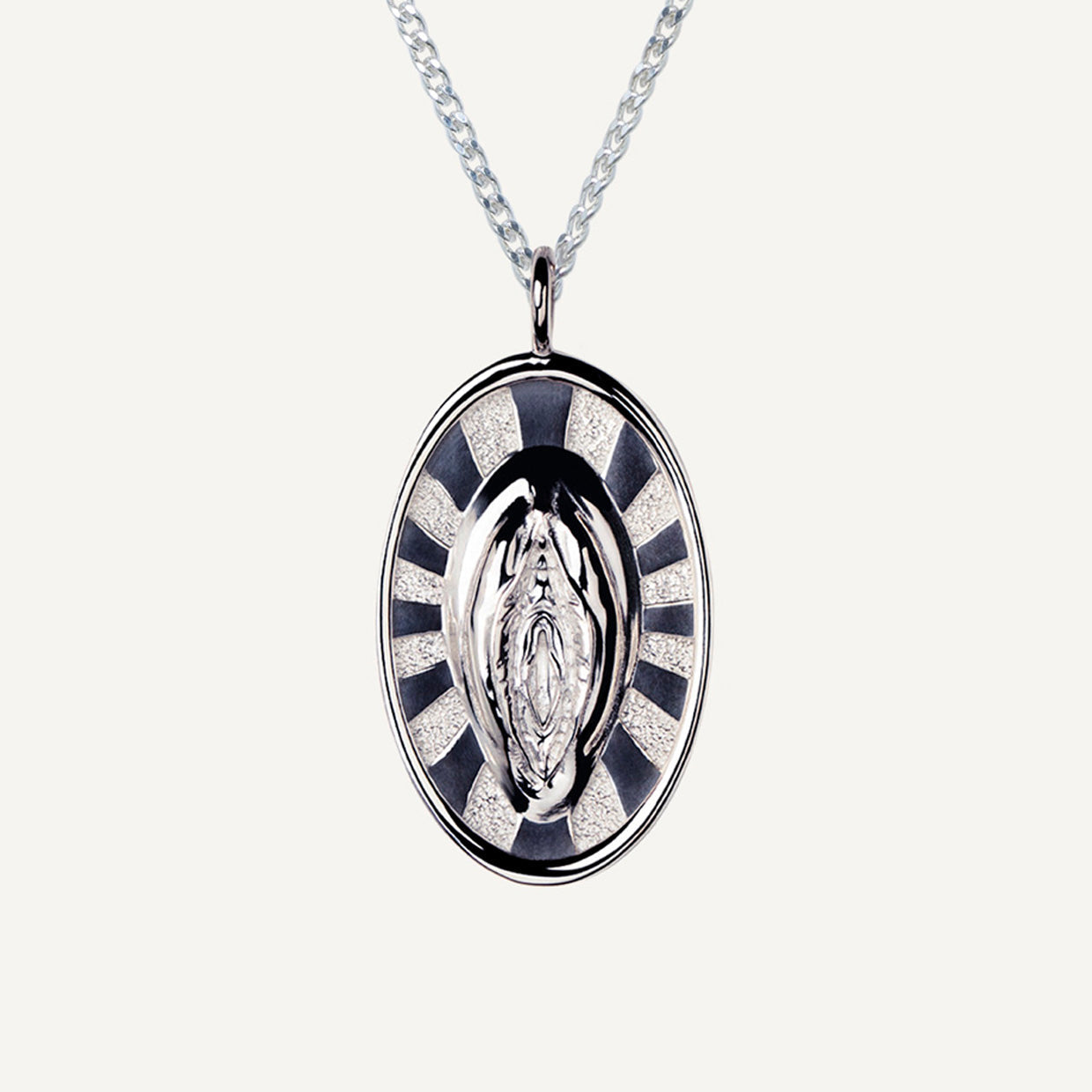 Collar Holy V 925 es una pieza realizada a mano con métodos de joyería tradicional en Plata de ley 925, los acabados de siempre, cuidando de cada detalle, pero creadas con Plata 925 que asegura la vida infinita de tus amuletos.