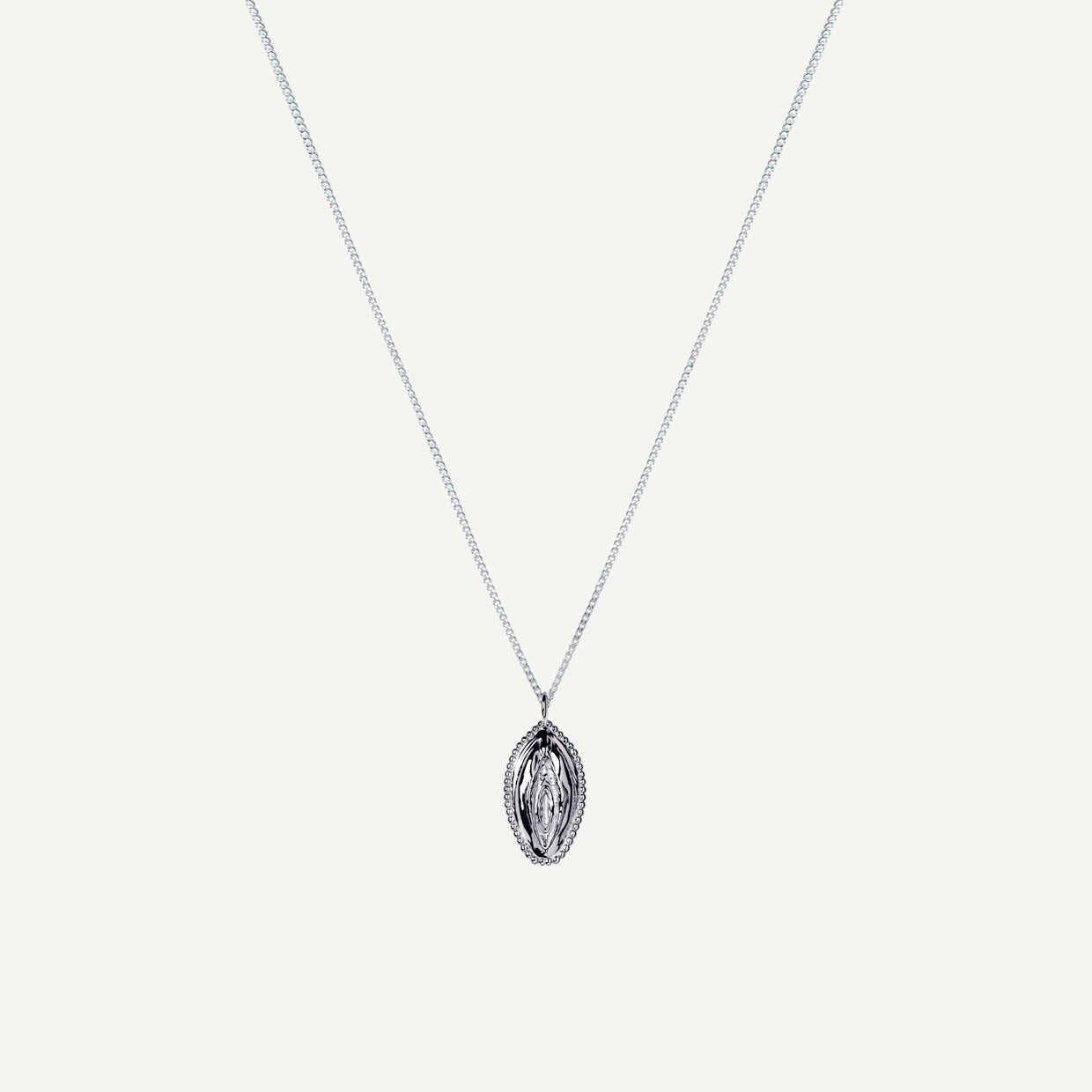 Collar V Bold 925 es una pieza realizada a mano con métodos de joyería tradicional en Plata de ley 925, los acabados de siempre, cuidando de cada detalle, pero creadas con Plata 925 que asegura la vida infinita de tus amuletos.