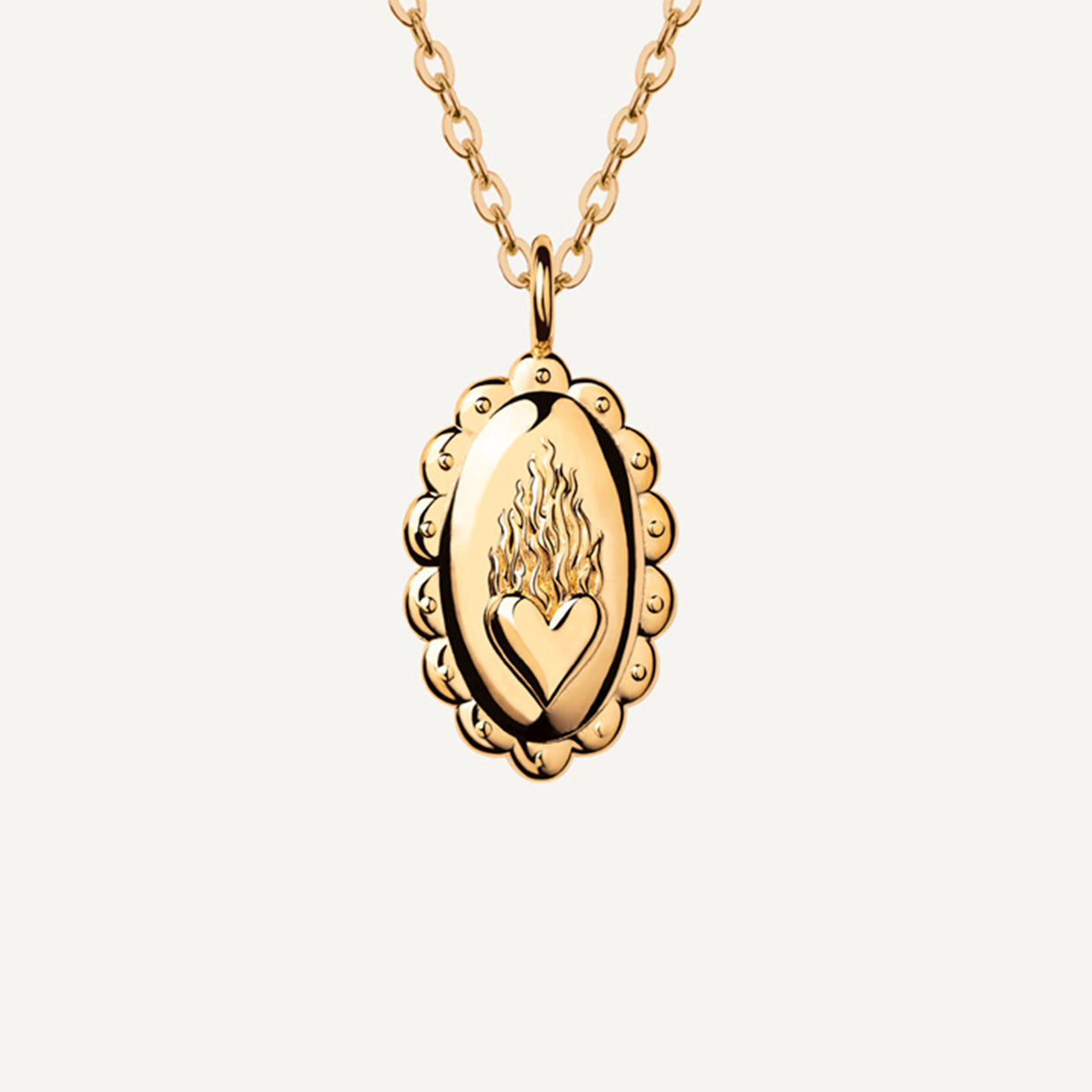 Collar Arde Gold es una pieza realizada a mano con métodos de joyería tradicional en latón, chapada en oro de 24k con una capa protectora que extiende la durabilidad del chapado.