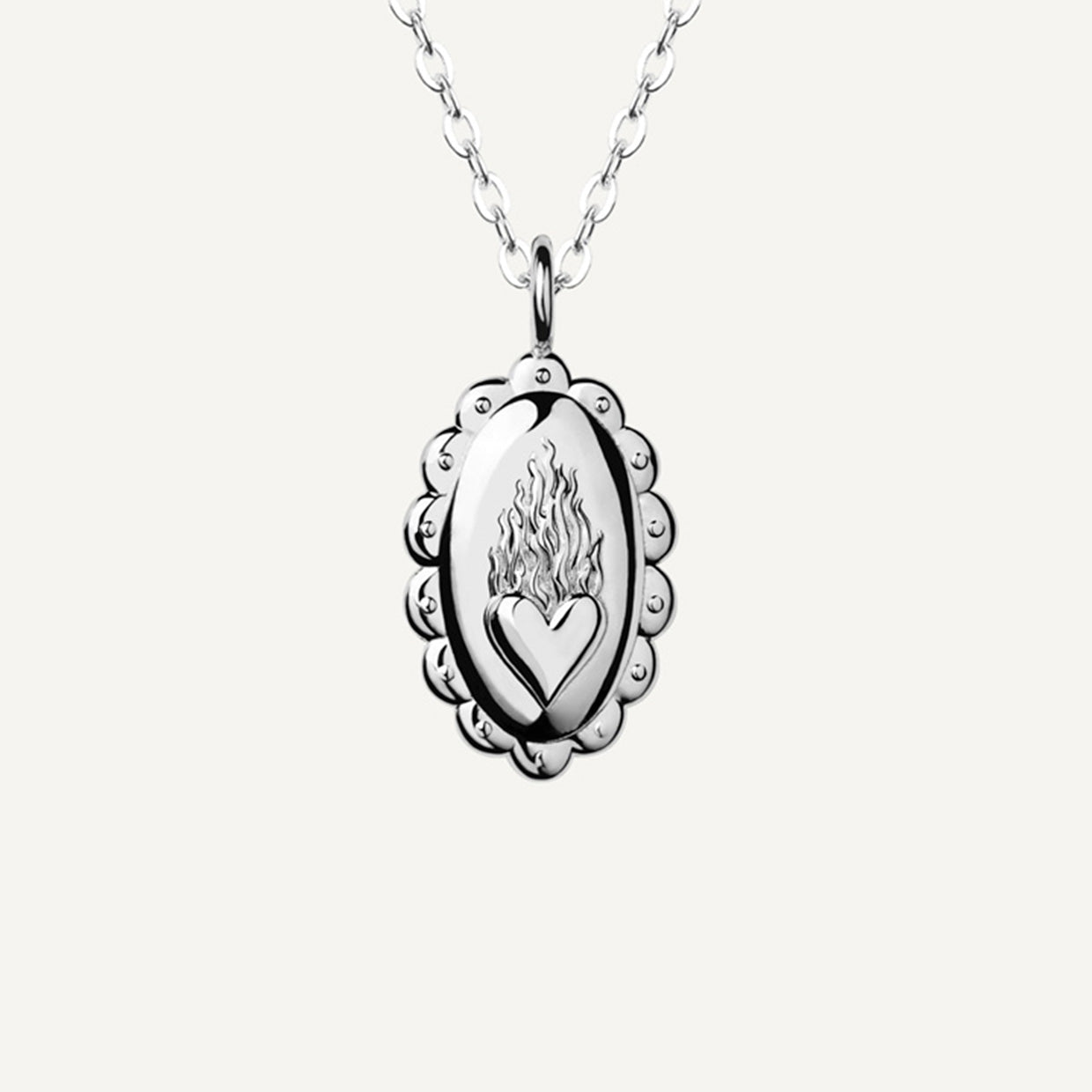 Collar Arde&nbsp;Silver es una pieza realizada a mano con métodos de joyería tradicional en latón, chapada en plata 925&nbsp;con una capa protectora que extiende la durabilidad del chapado.