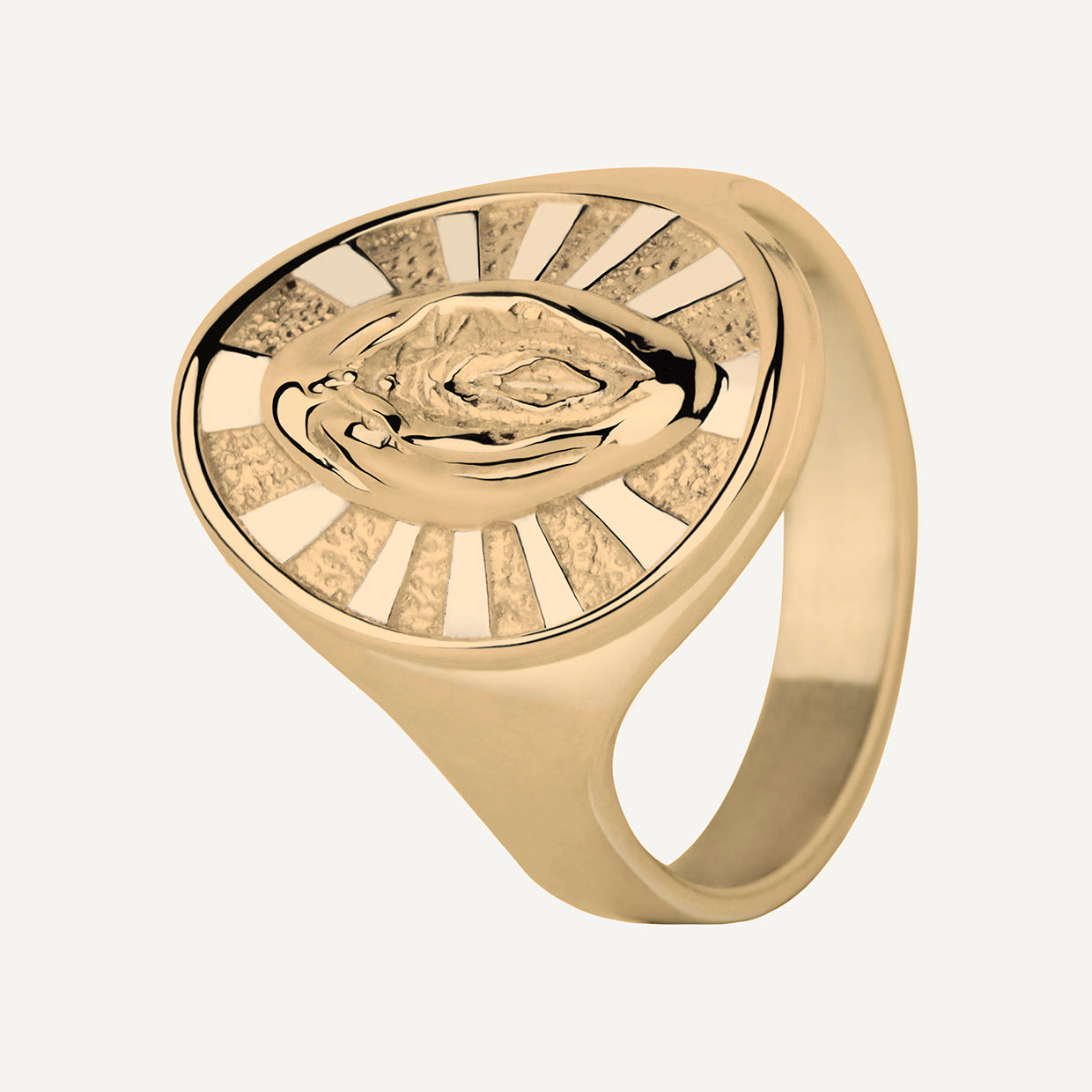 Anillo Holy V Gold es una pieza realizada a mano con métodos de joyería tradicional en latón, chapada en oro de 24k con una capa protectora que extiende la durabilidad del chapado.