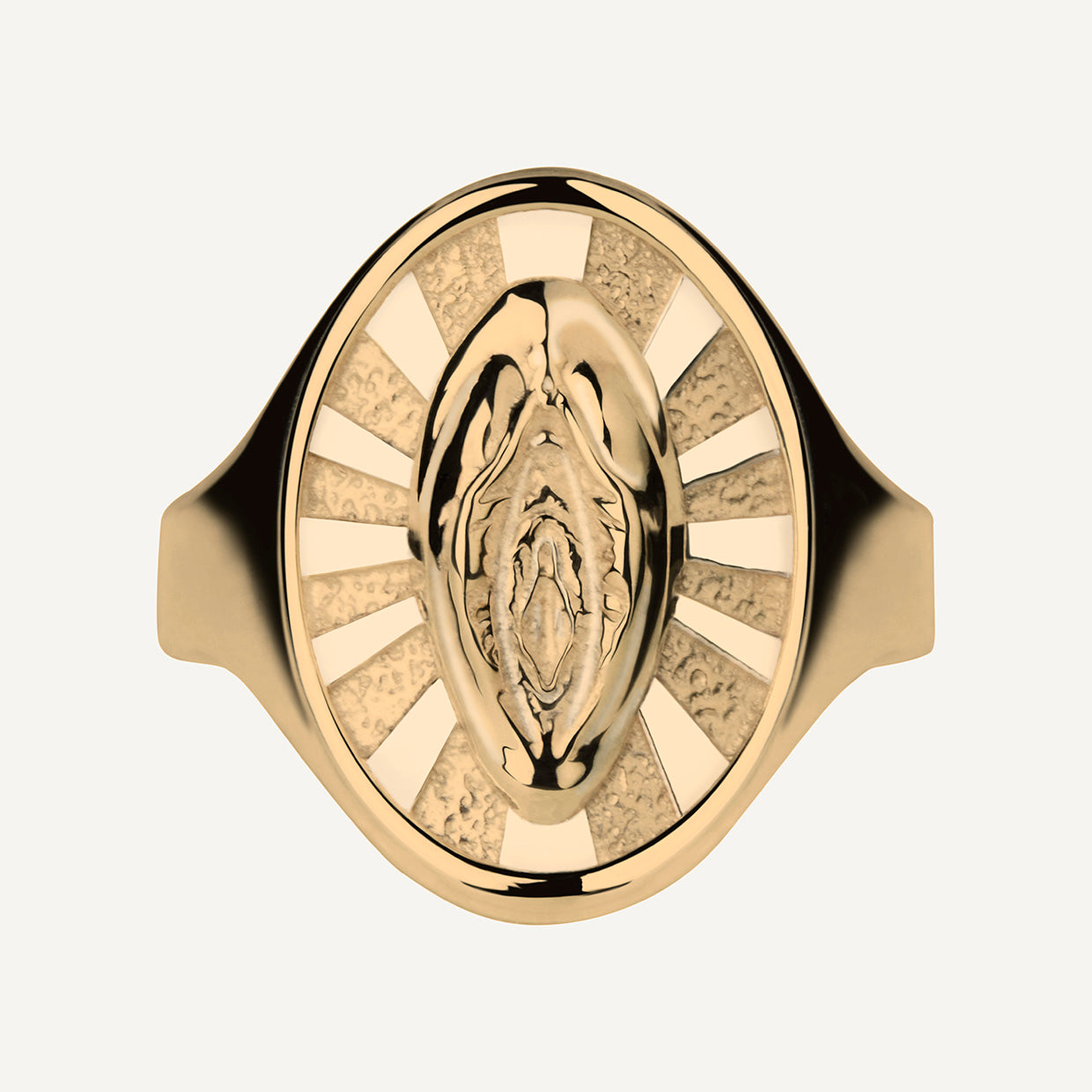 Anillo Holy V Gold es una pieza realizada a mano con métodos de joyería tradicional en latón, chapada en oro de 24k con una capa protectora que extiende la durabilidad del chapado.