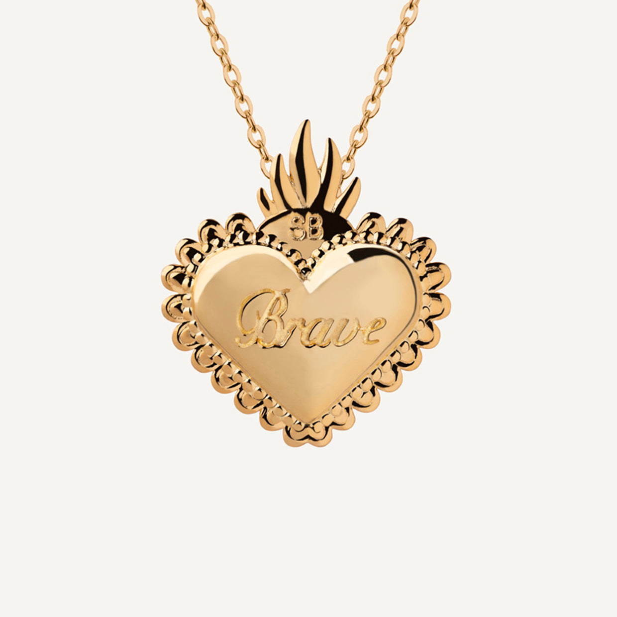 Collar Coraje Gold es una pieza realizada a mano con métodos de joyería tradicional en latón, chapada en oro de 24k con una capa protectora que extiende la durabilidad del chapado.