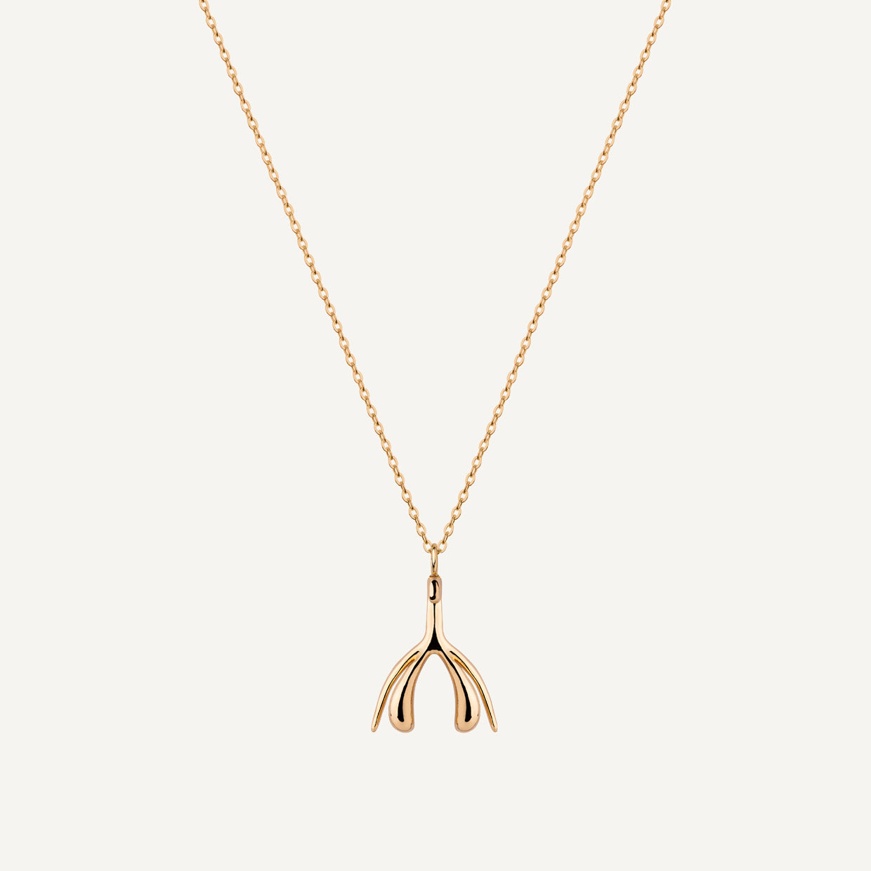 Collar Magic C Gold es una pieza realizada a mano con métodos de joyería tradicional en latón, chapada en oro de 24k con una capa protectora que extiende la durabilidad del chapado.