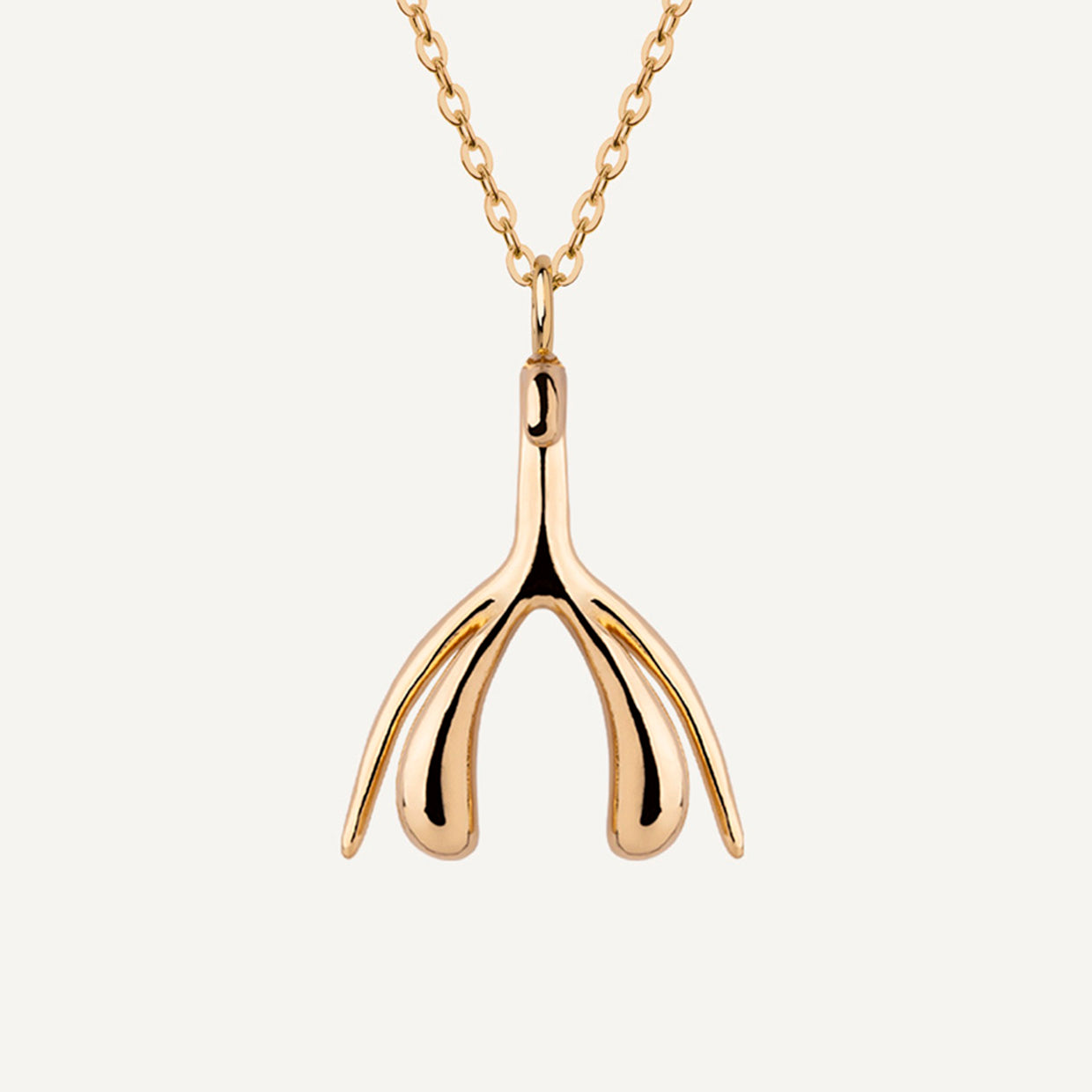 Collar Magic C Gold es una pieza realizada a mano con métodos de joyería tradicional en latón, chapada en oro de 24k con una capa protectora que extiende la durabilidad del chapado.