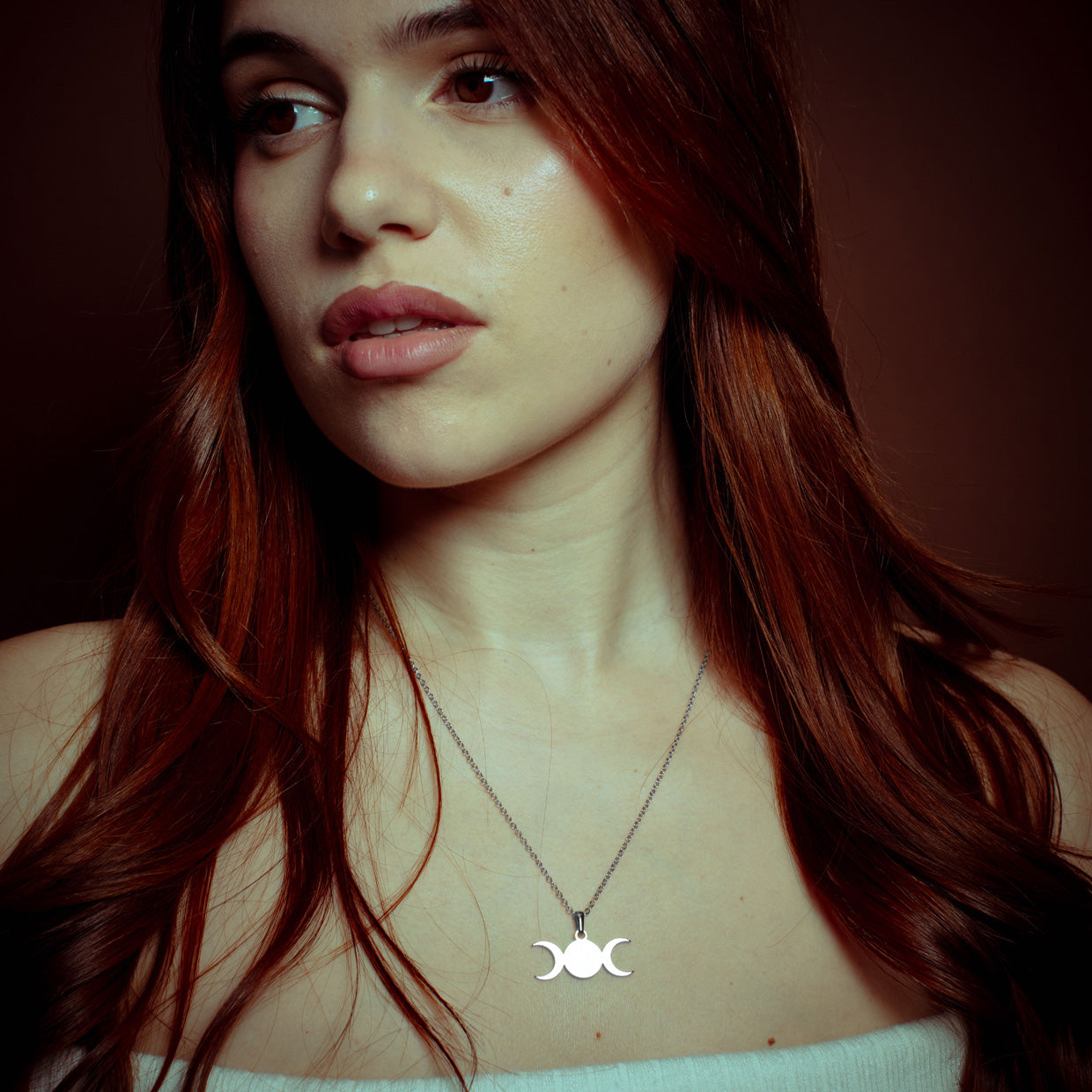 Collar Triple Diosa Silver es una pieza realizada a mano con métodos de joyería tradicional en latón, chapada en plata 925 con una capa protectora que extiende la durabilidad del chapado.
