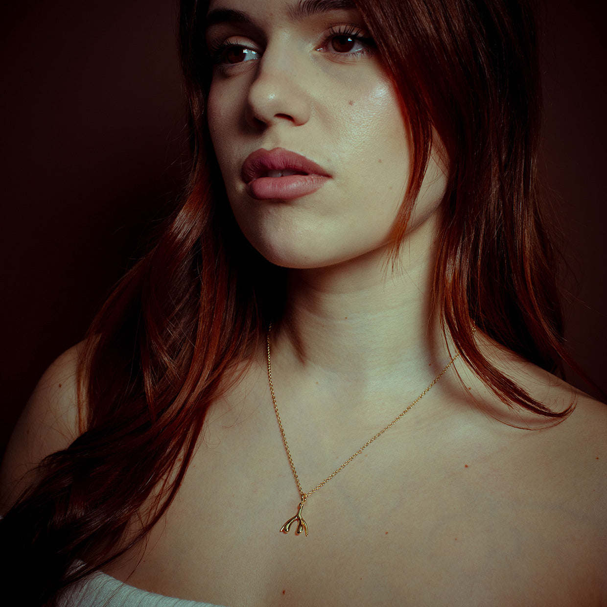 Collar Magic C Gold es una pieza realizada a mano con métodos de joyería tradicional en latón, chapada en oro de 24k con una capa protectora que extiende la durabilidad del chapado.