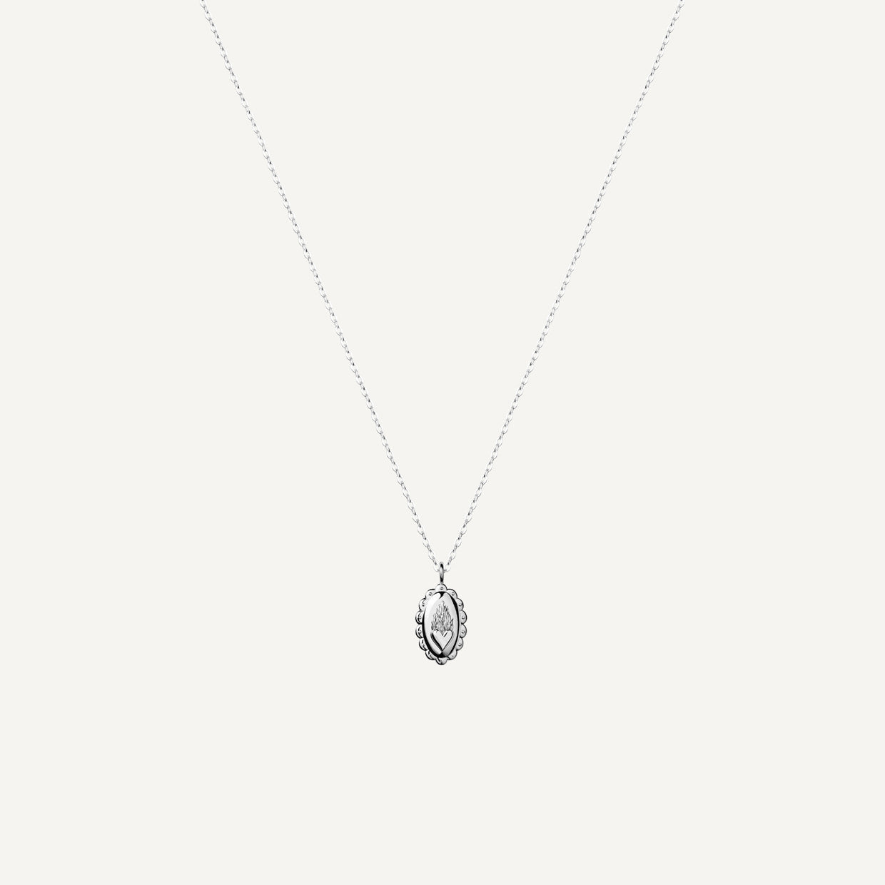 Collar Arde Silver es una pieza realizada a mano con métodos de joyería tradicional en latón, chapada en plata 925 con una capa protectora que extiende la durabilidad del chapado.